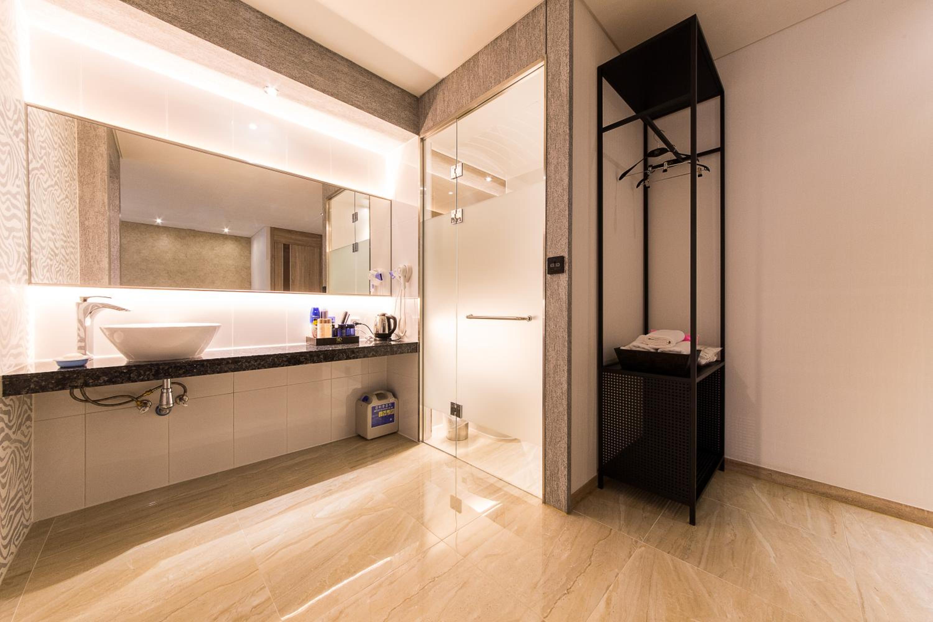 Deluxe Twin Room - Photo 15