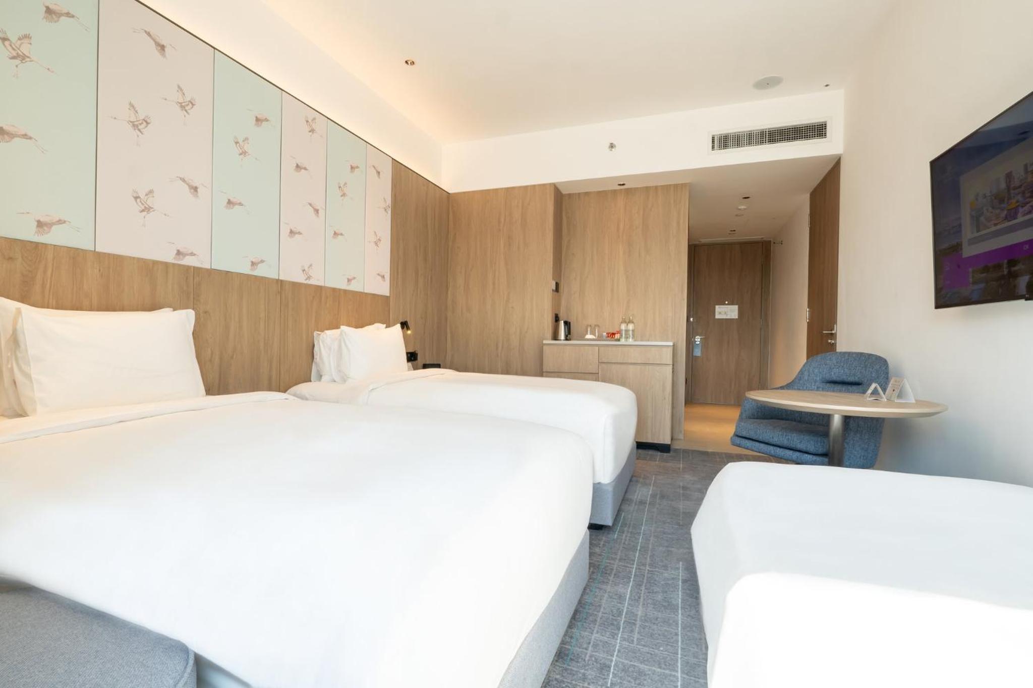 Standard Twin Room with Three Twin Beds and Sea View - Photo 1