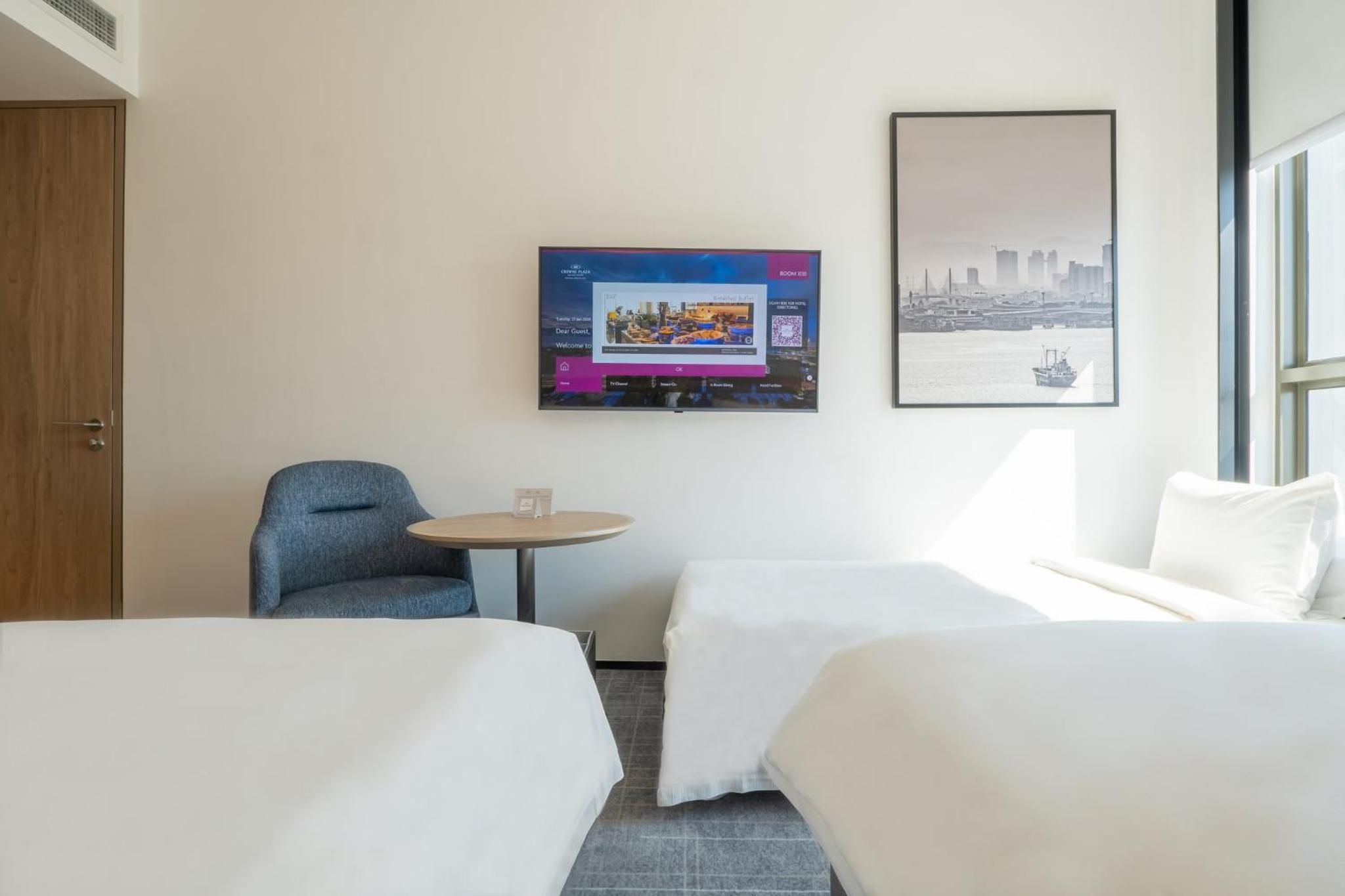 Standard Twin Room with Three Twin Beds and Sea View - Photo 4