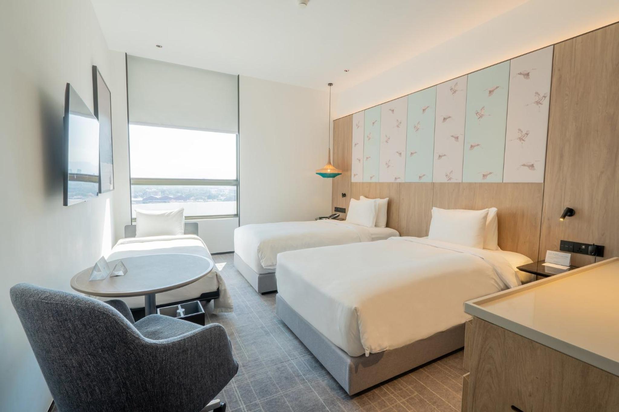Standard Twin Room with Three Twin Beds and Sea View - Photo 2