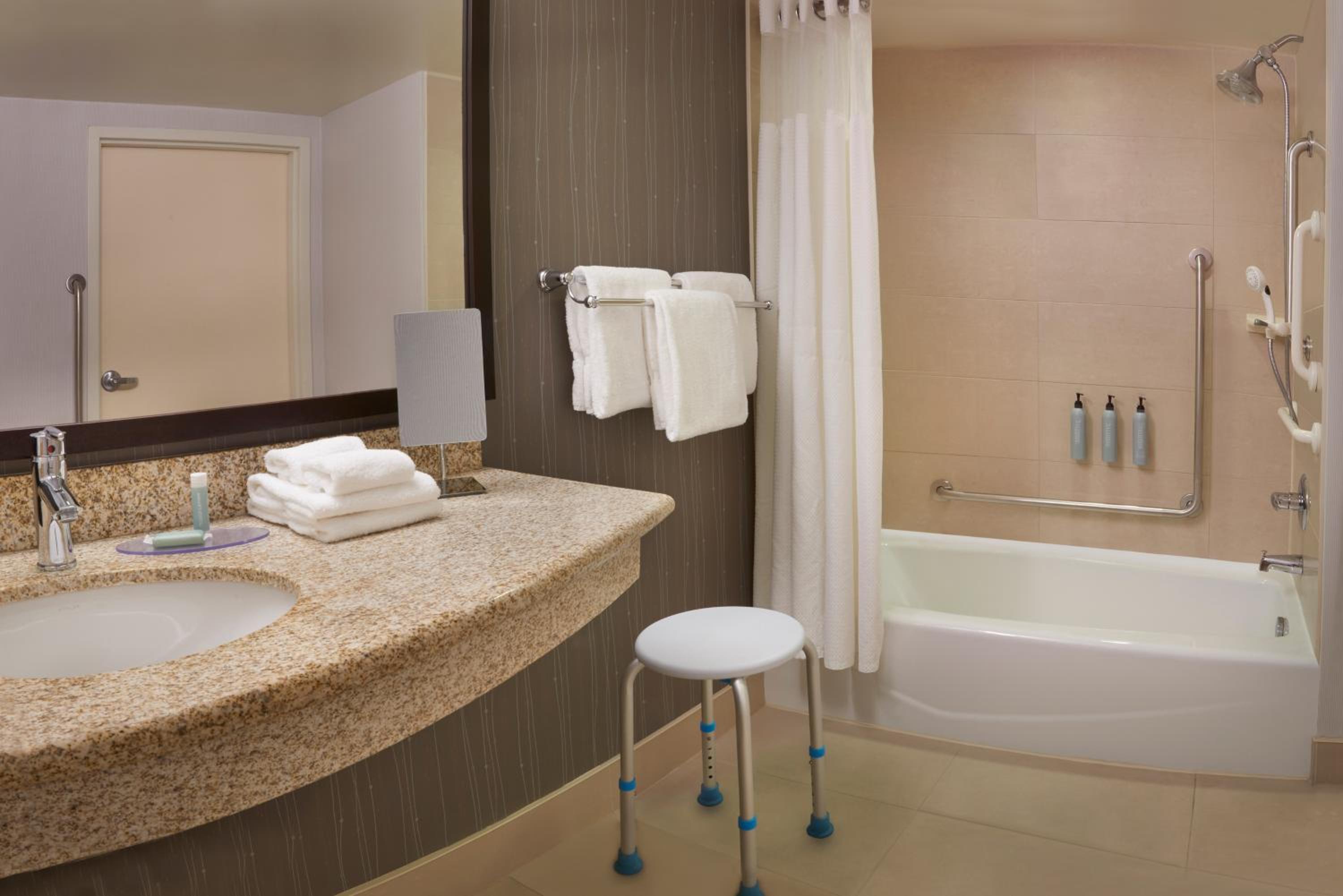 King Room with Bathtub - Mobility Access/Hearing Accessible - Photo 4