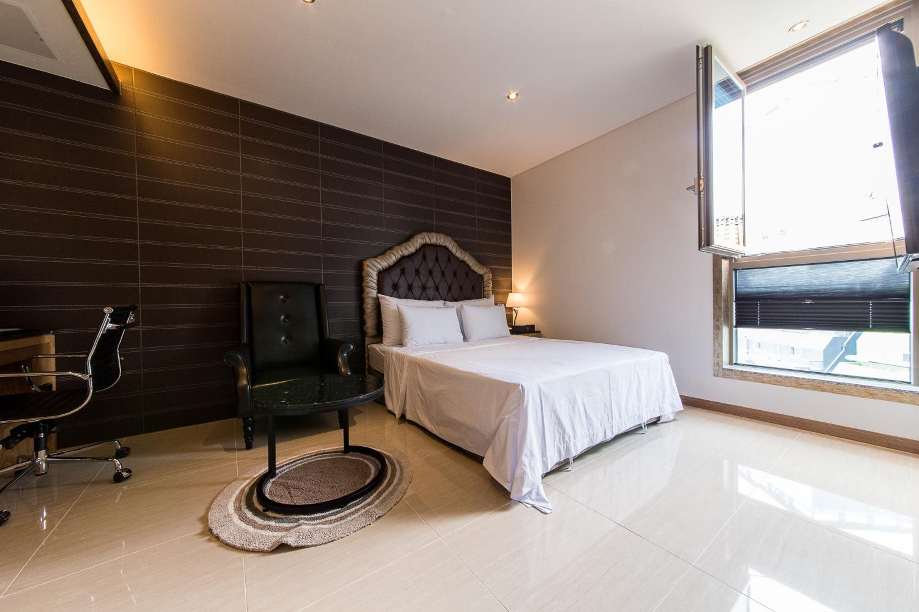 Deluxe Double Room - Photo 14