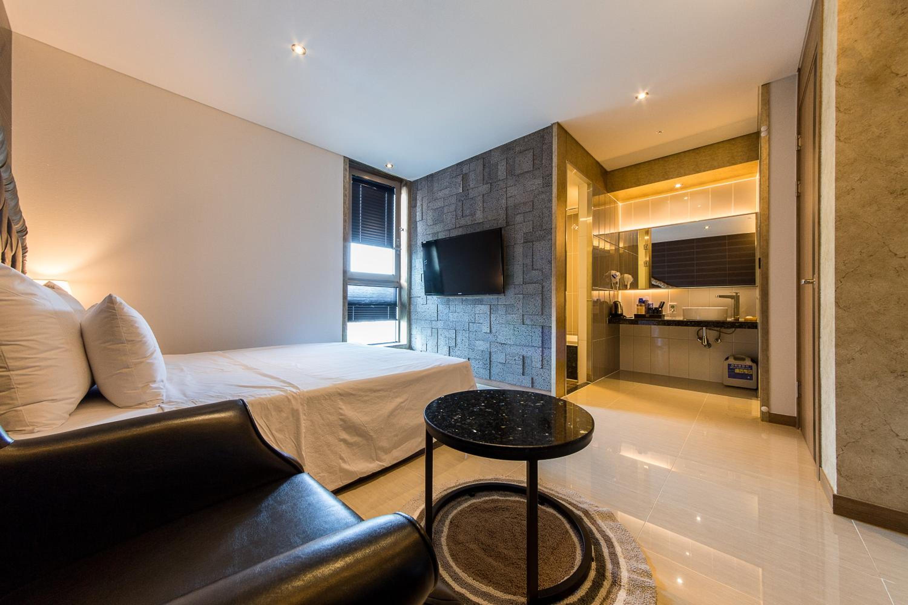 Deluxe Double Room - Photo 15