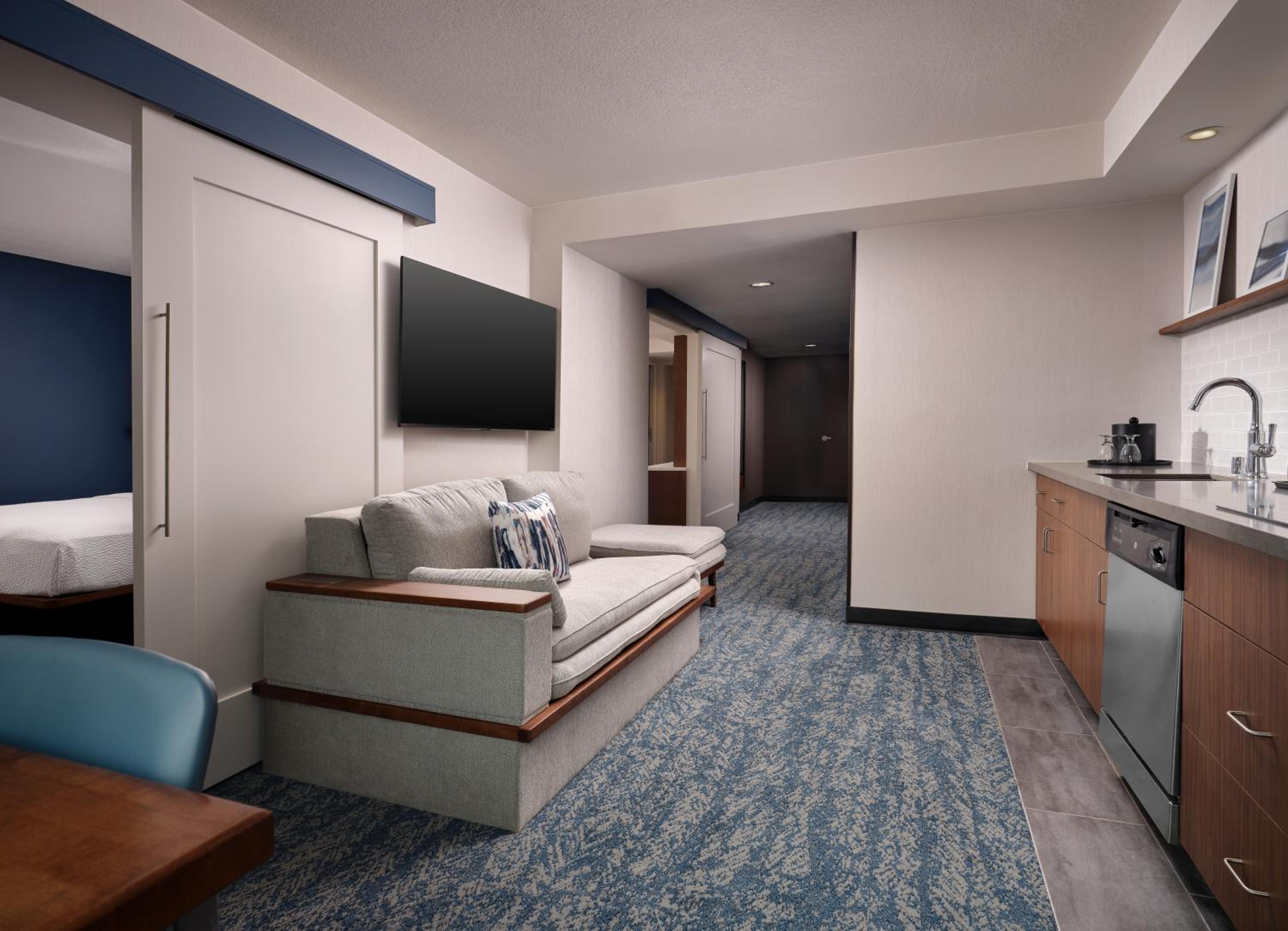 Two-Bedroom Suite - Photo 4