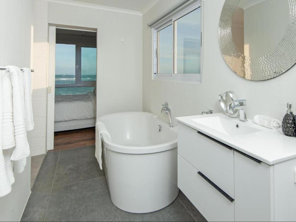 King Suite with Balcony photo 3