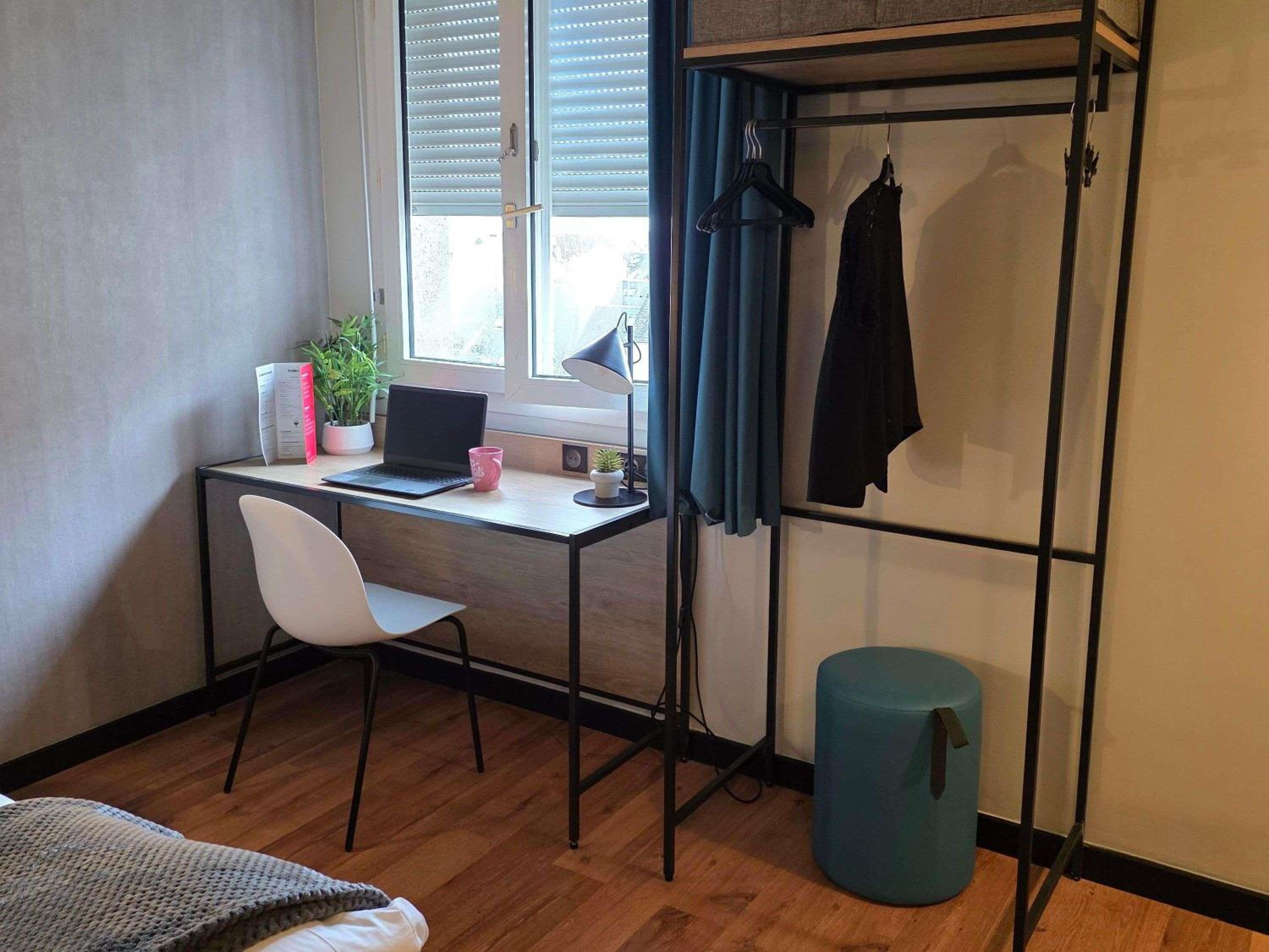 Standard Room with One Double Bed and One Single Bed - Photo 4