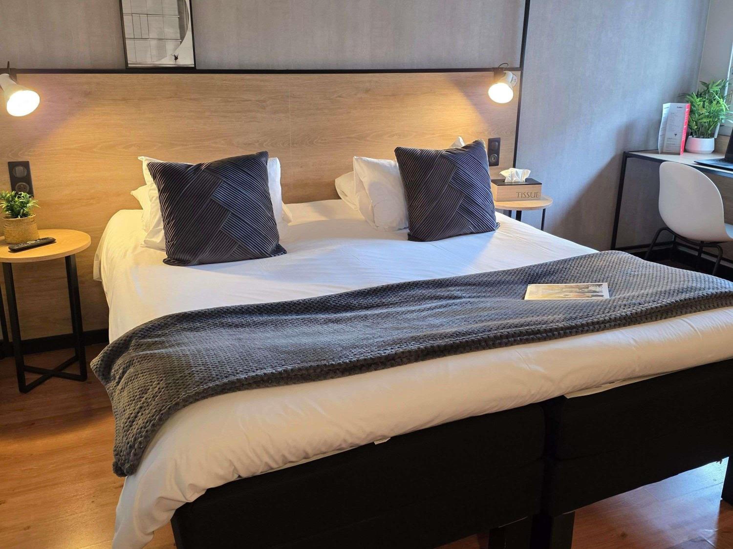 Standard Room with One Double Bed and One Single Bed - Photo 2