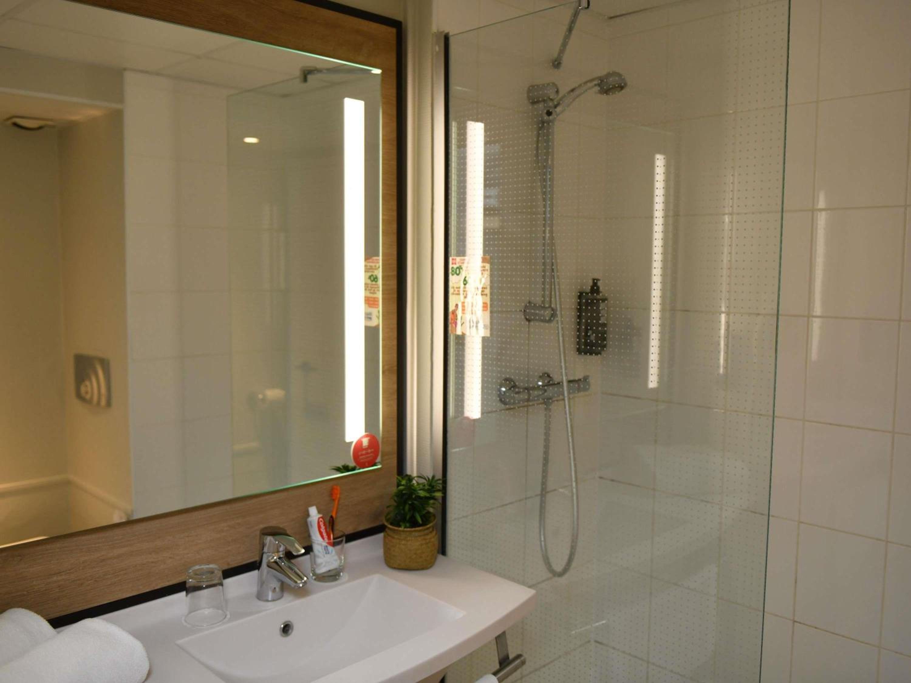 Standard Twin Room - Photo 4