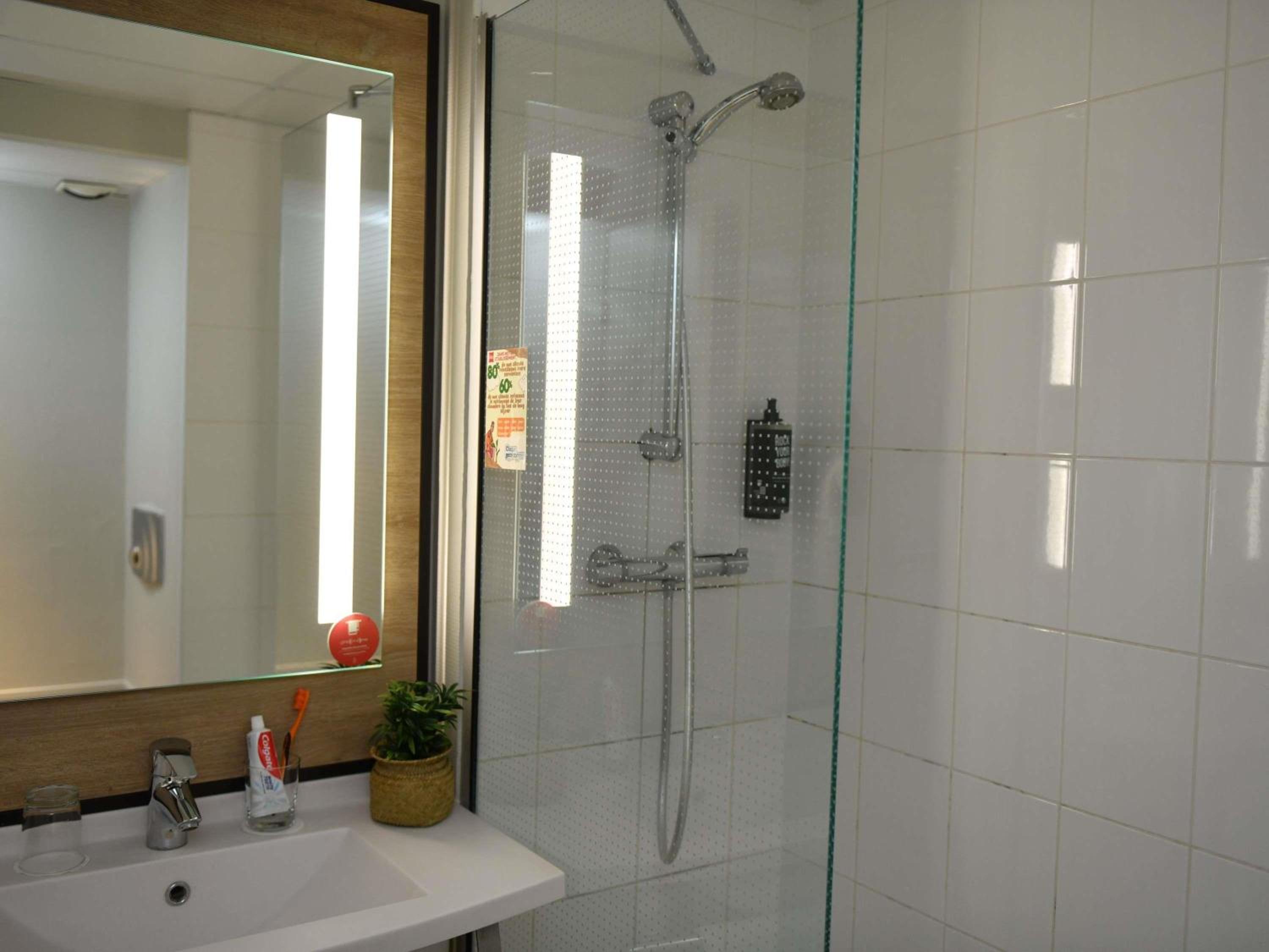 Standard Twin Room - Photo 6