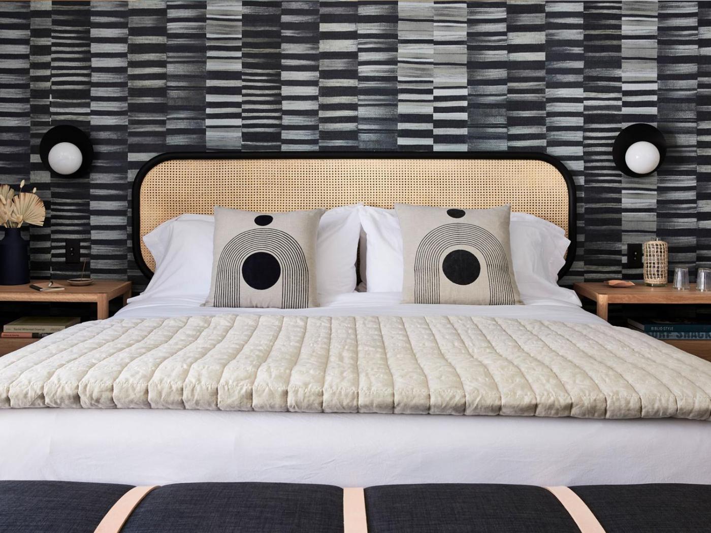 Deluxe King Room - Photo 7