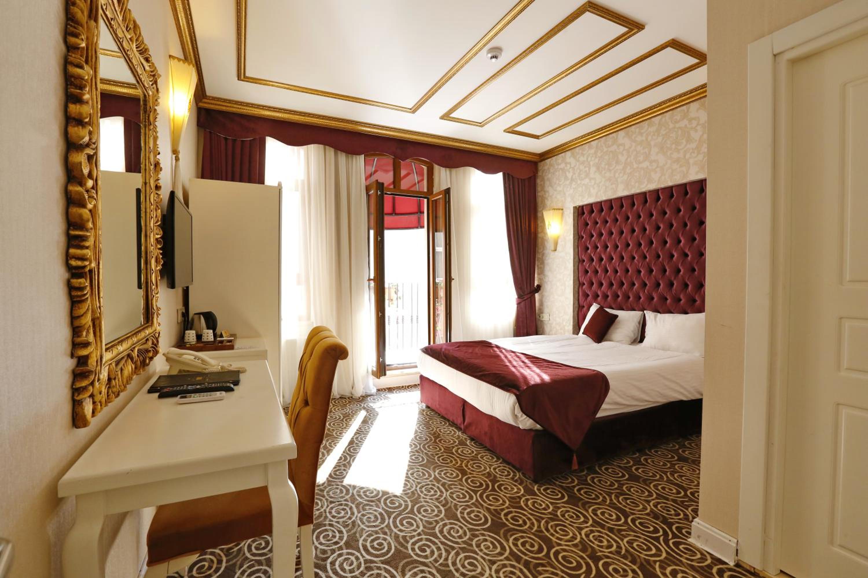 Suite with Balcony photo 1