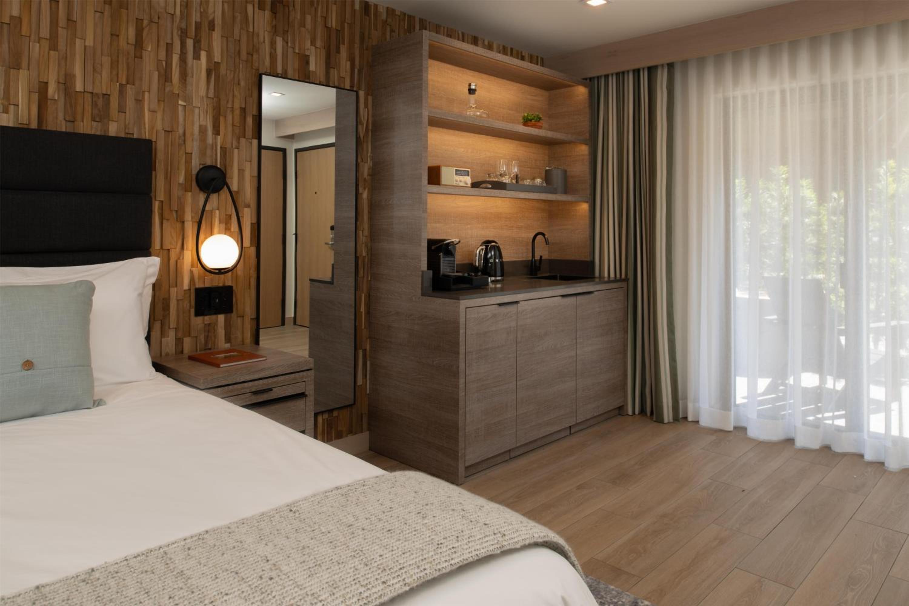 King Room with Pool View - Photo 4