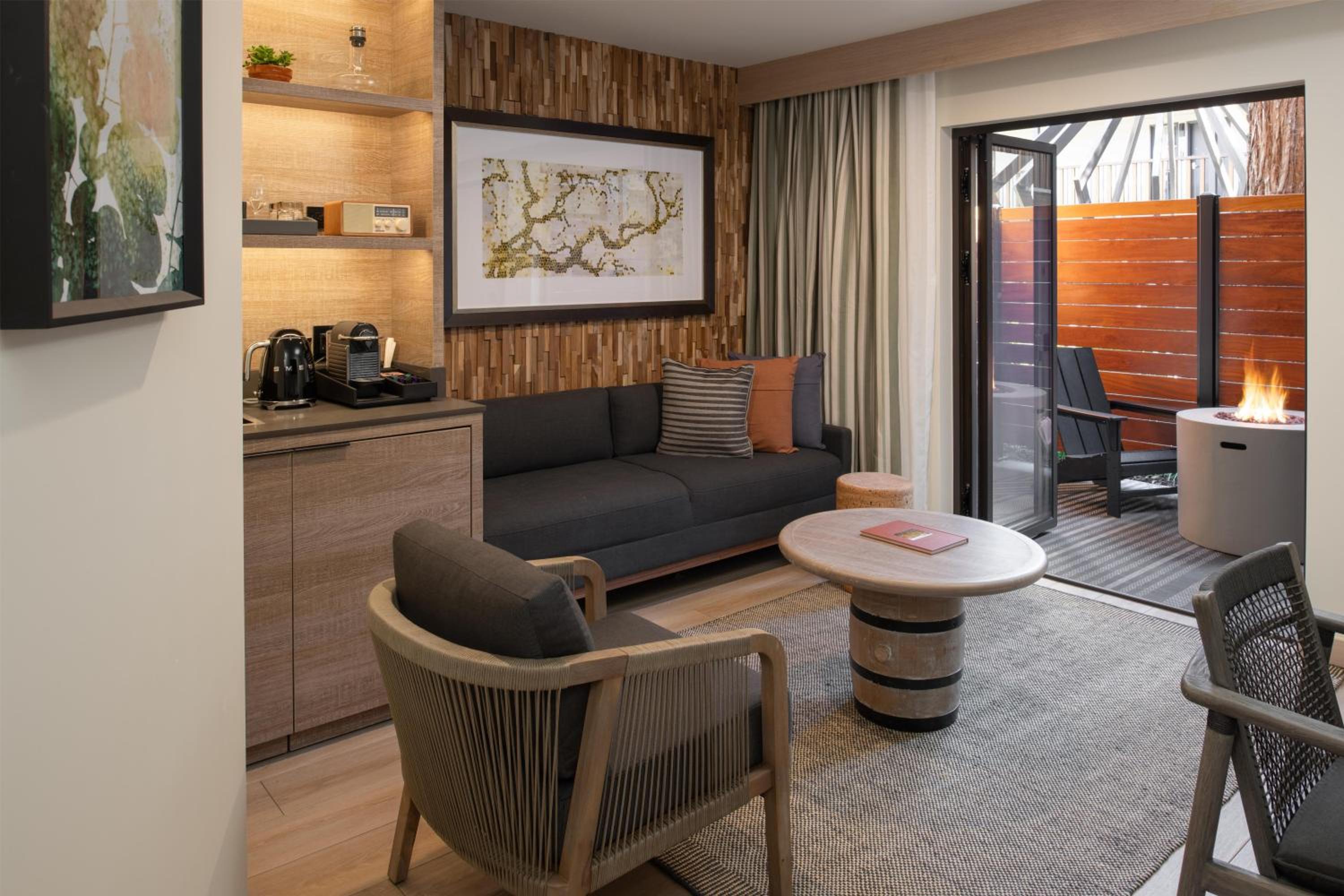 King Room with Poolside Patio and Fire Pit - Photo 4