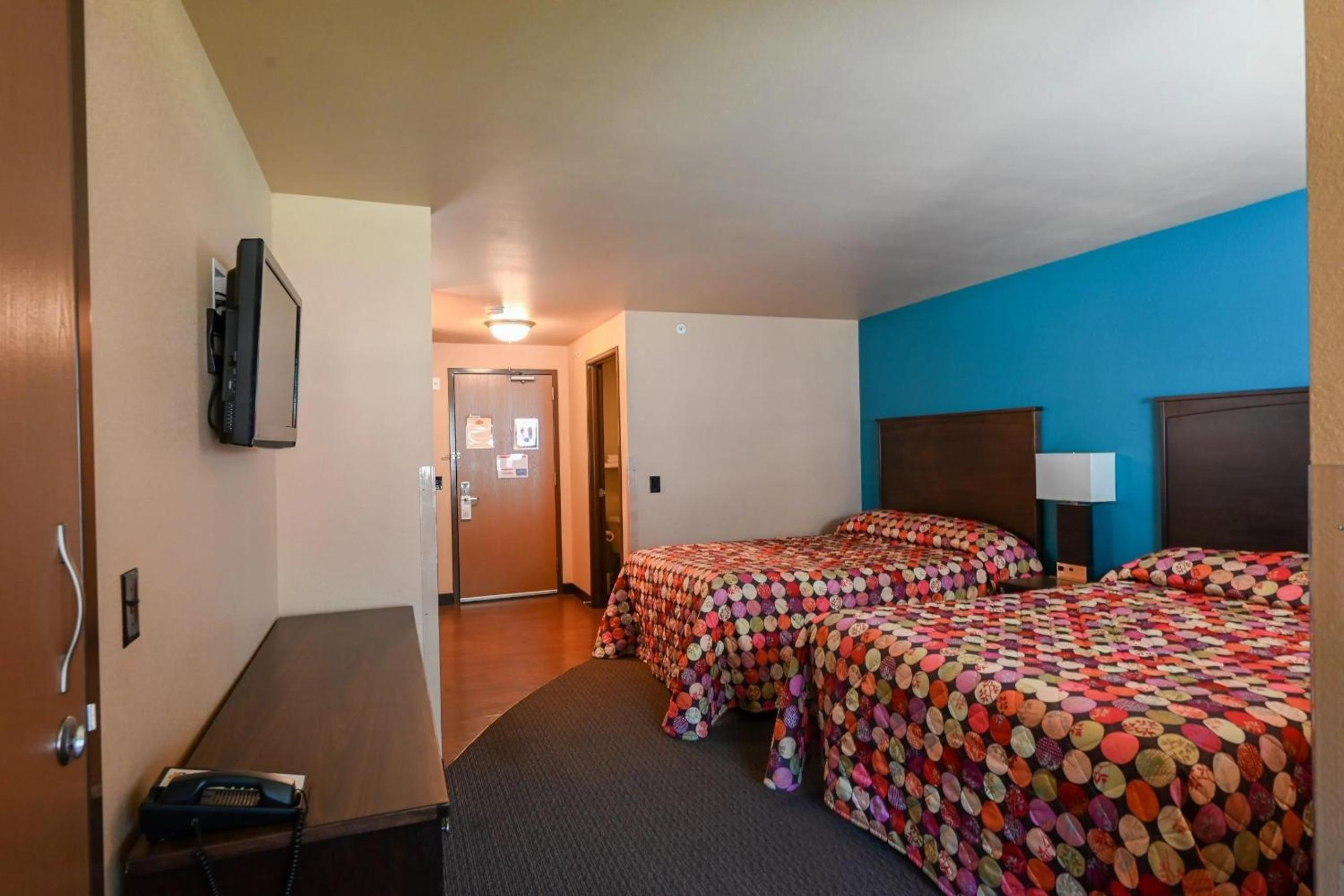 2 Queen Beds with Sofa Bed photo 1