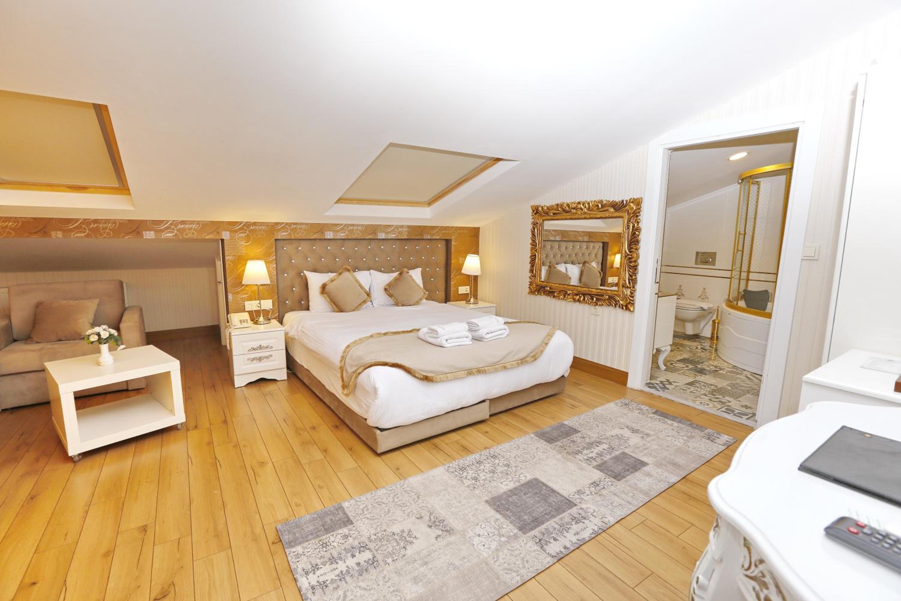 Penthouse Suite with Spa Bath photo 1