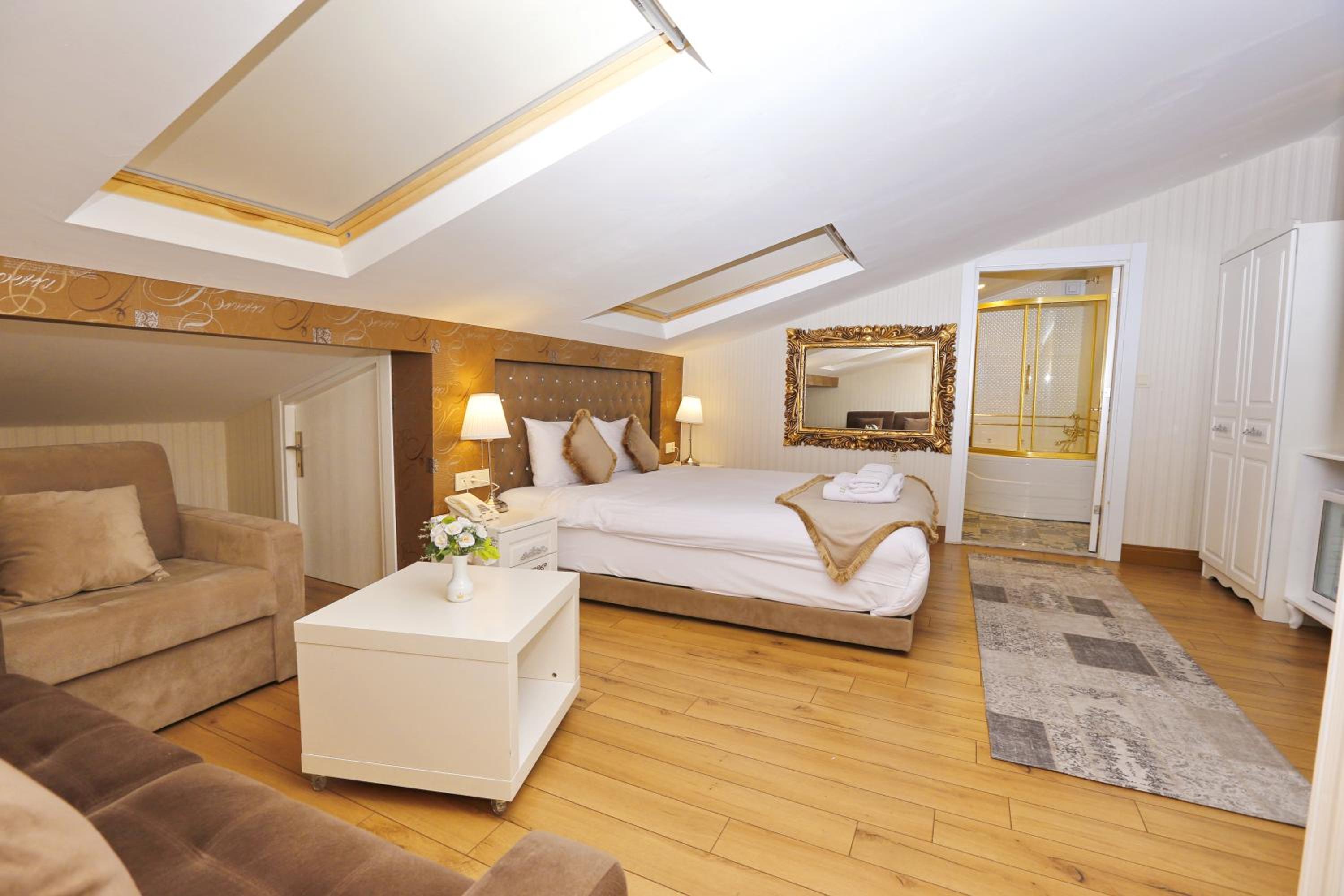 Penthouse Suite with Spa Bath photo 2