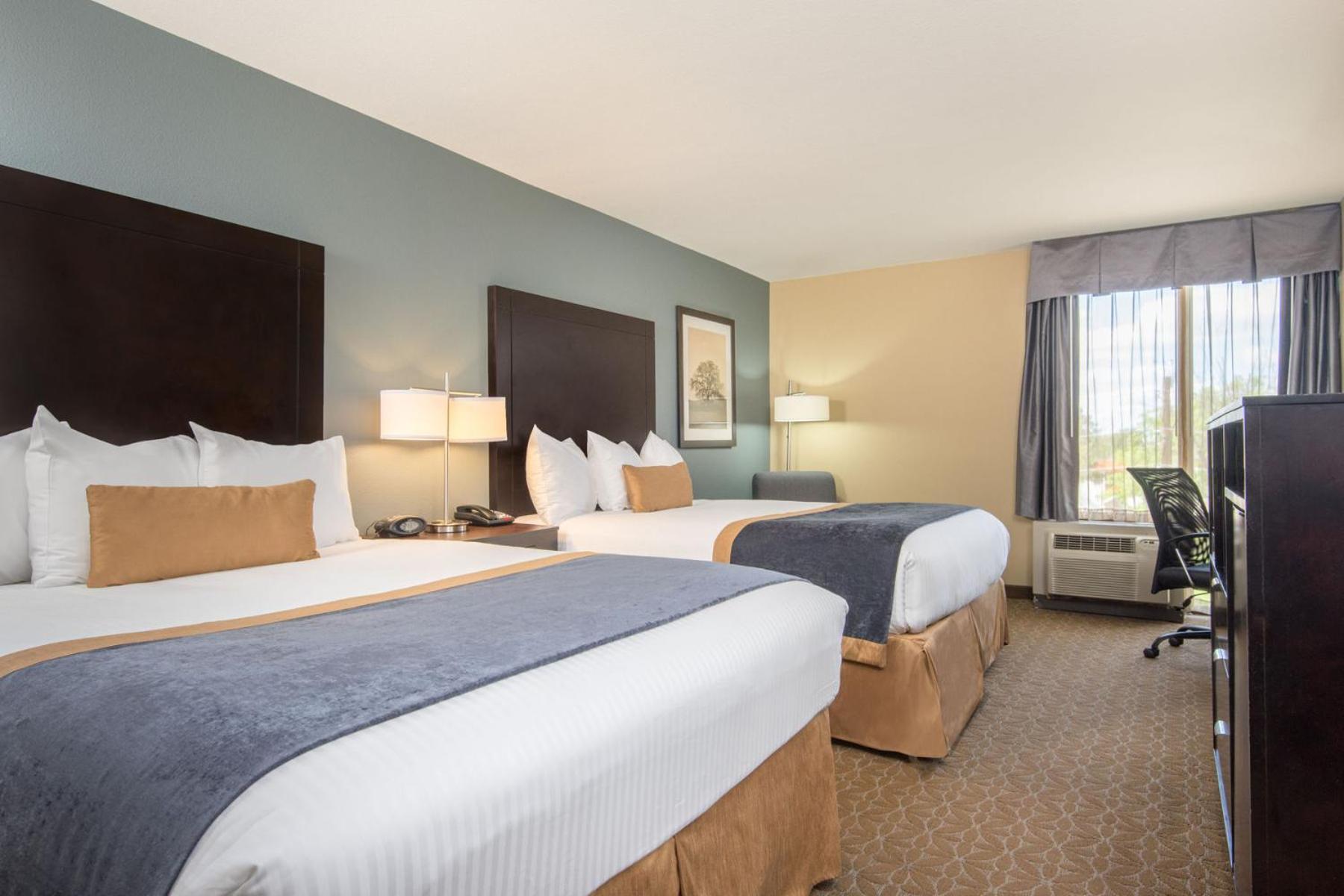 Queen Room with Two Queen Beds - Non-Smoking - Photo 1
