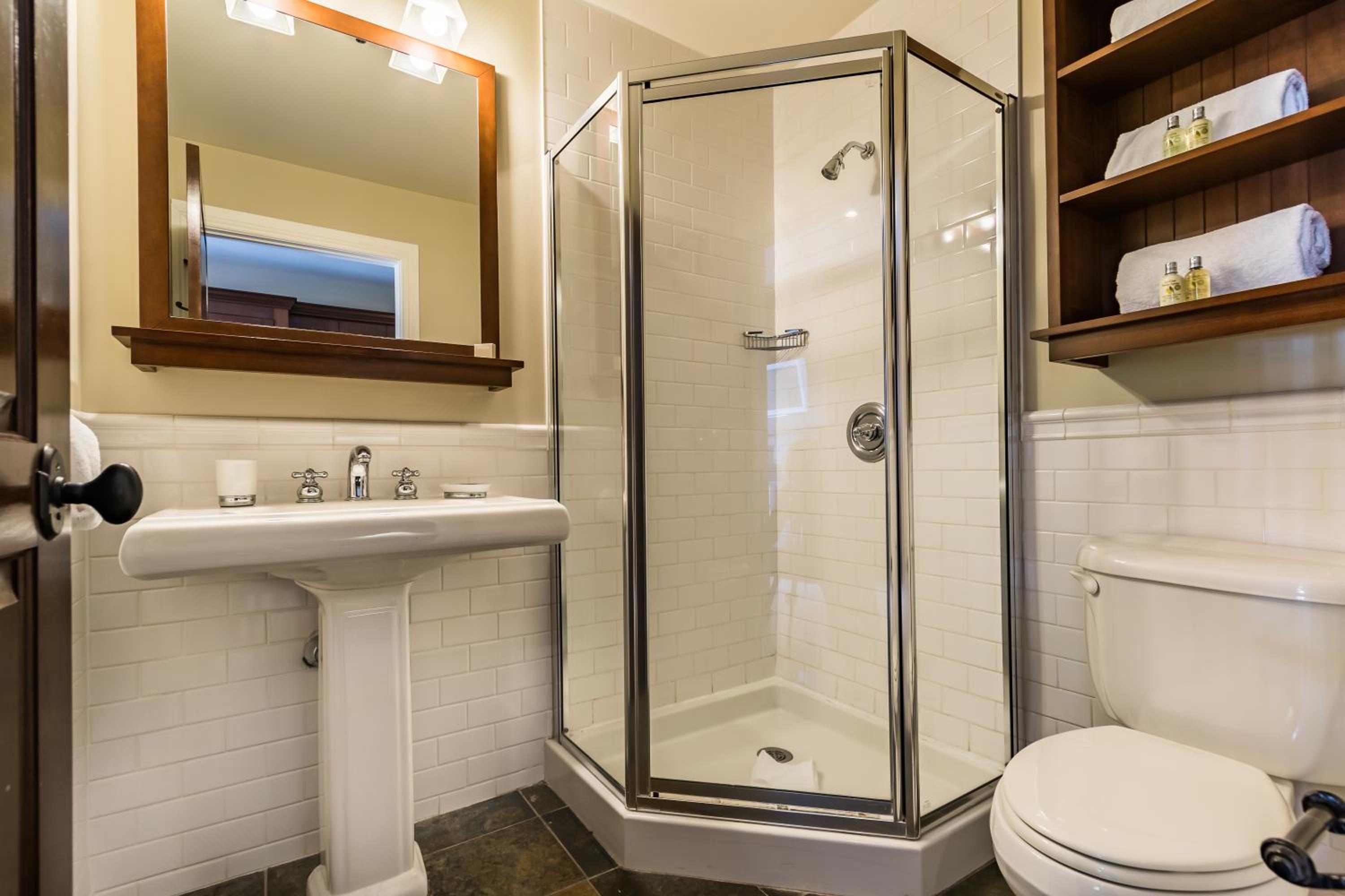 One-Bedroom Family Suite - Photo 6