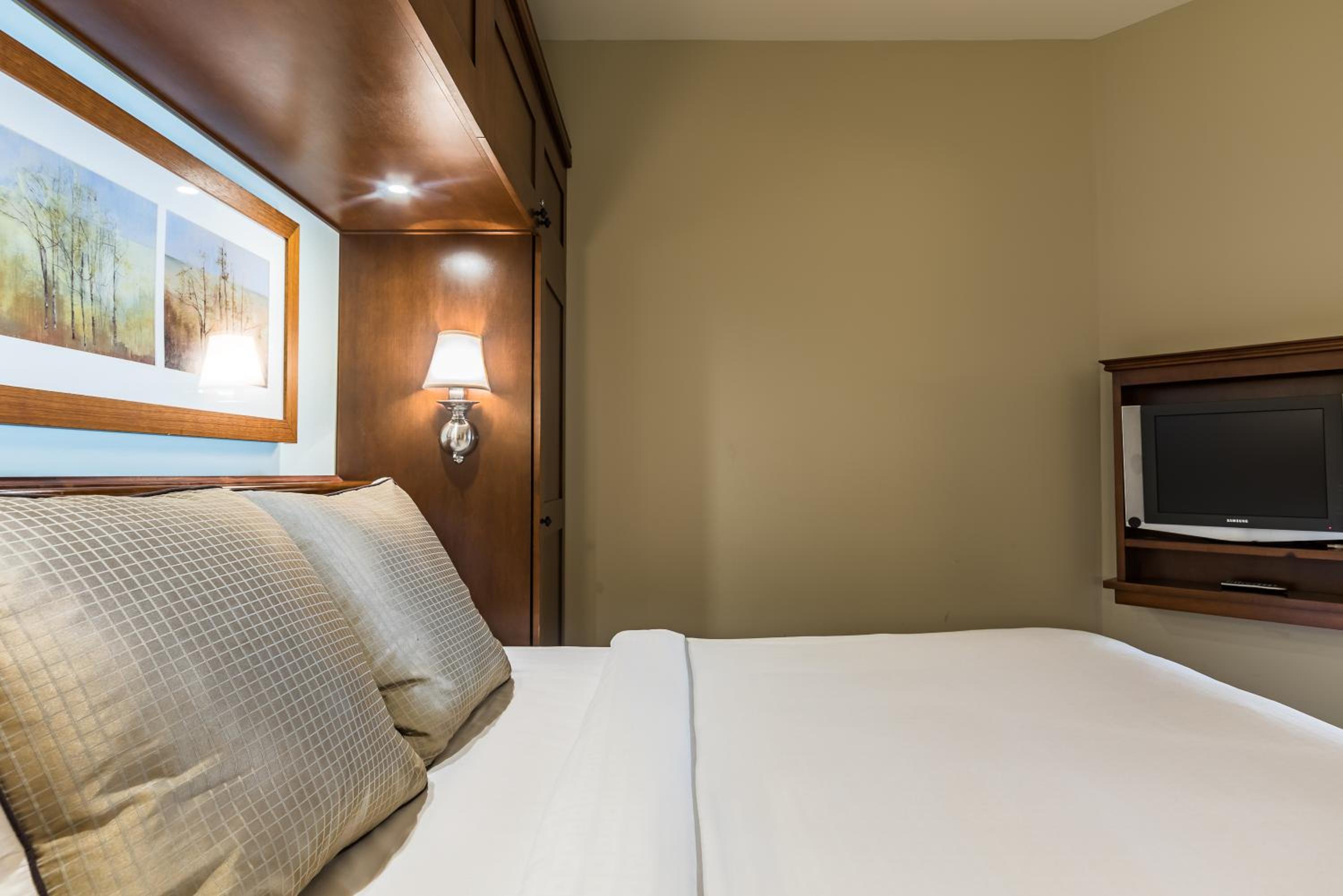 One-Bedroom Family Suite - Photo 10