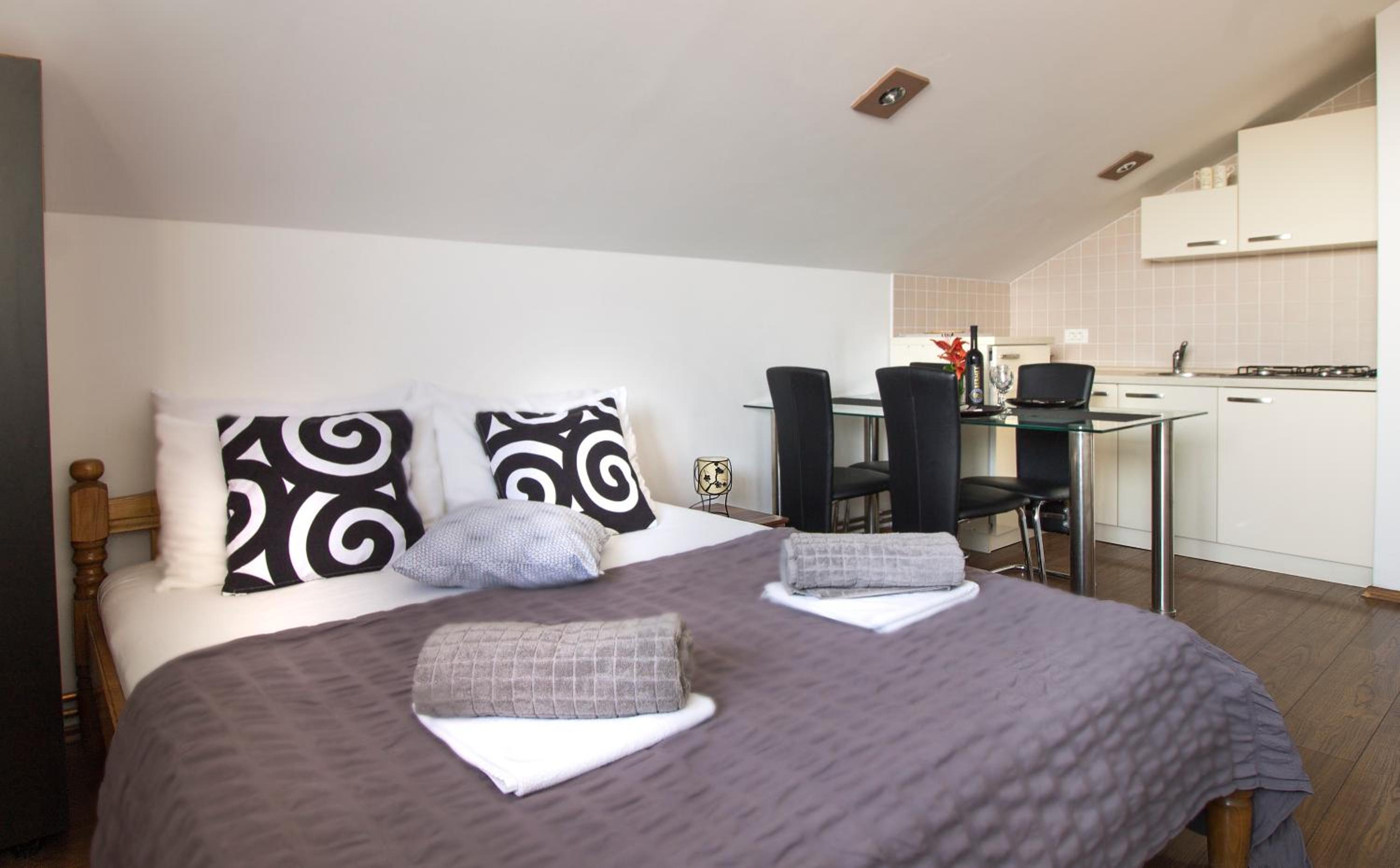 Two-Bedroom Apartment - Photo 4