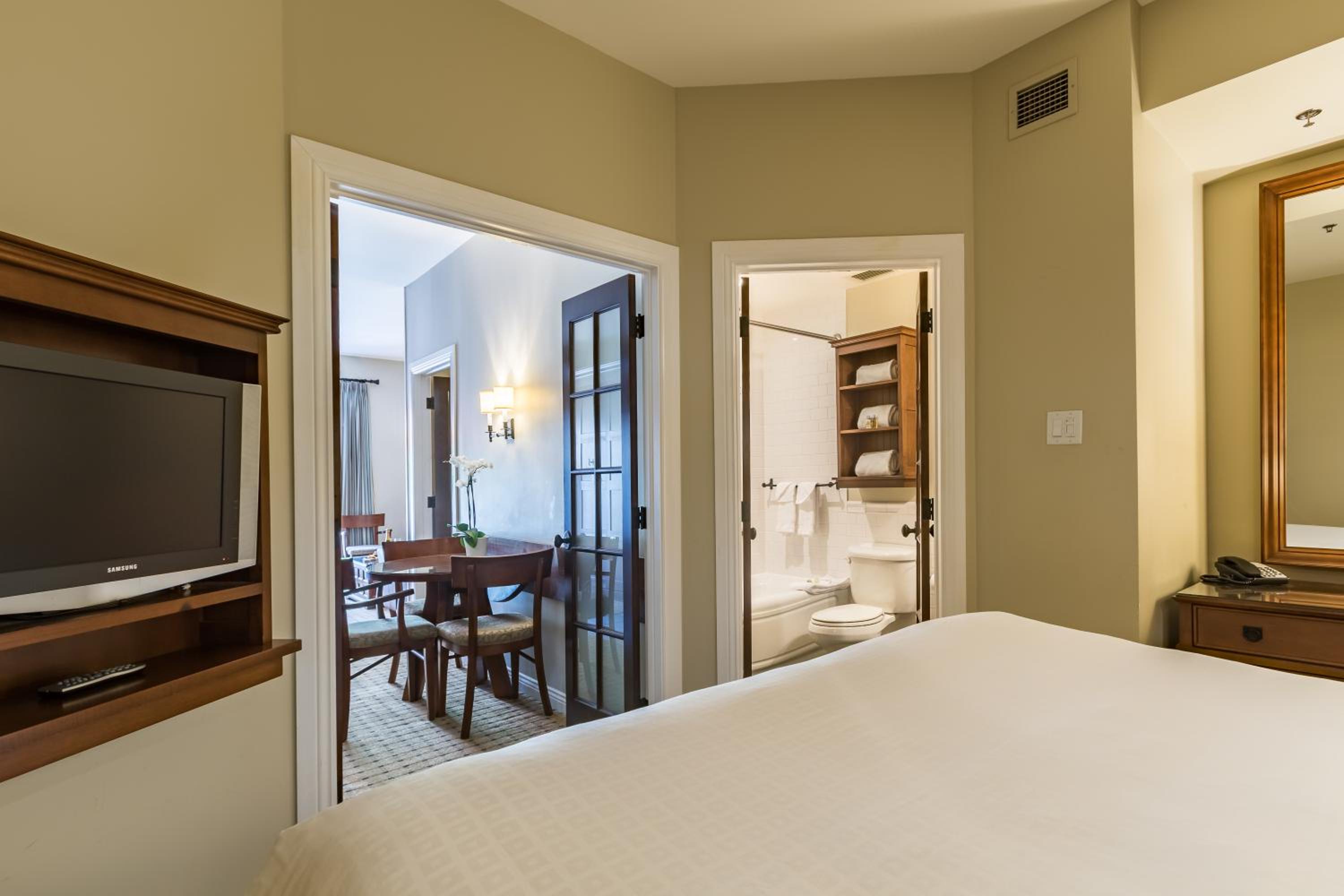 One-Bedroom Suite - Photo 8