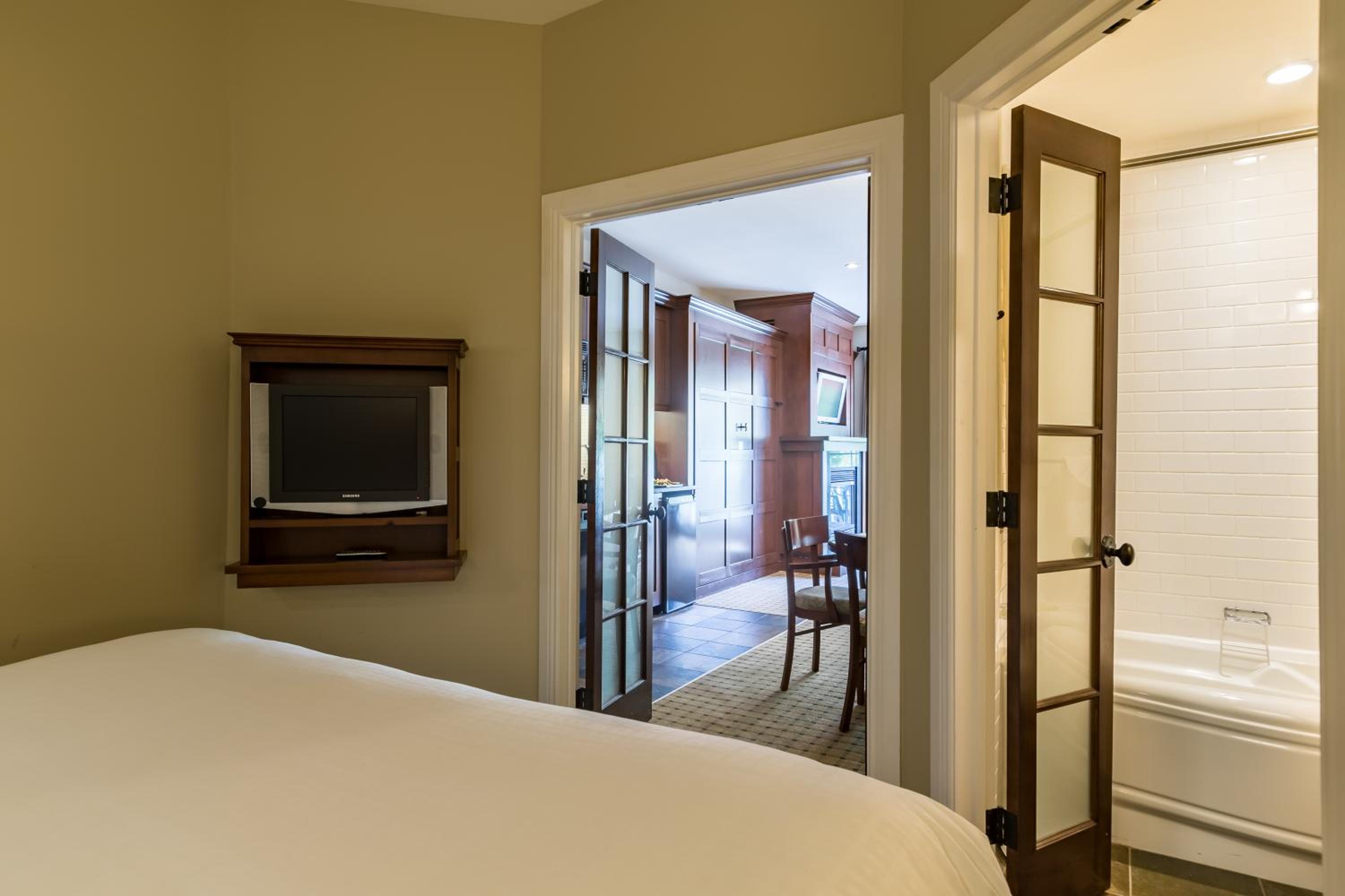 One-Bedroom Suite - Photo 9