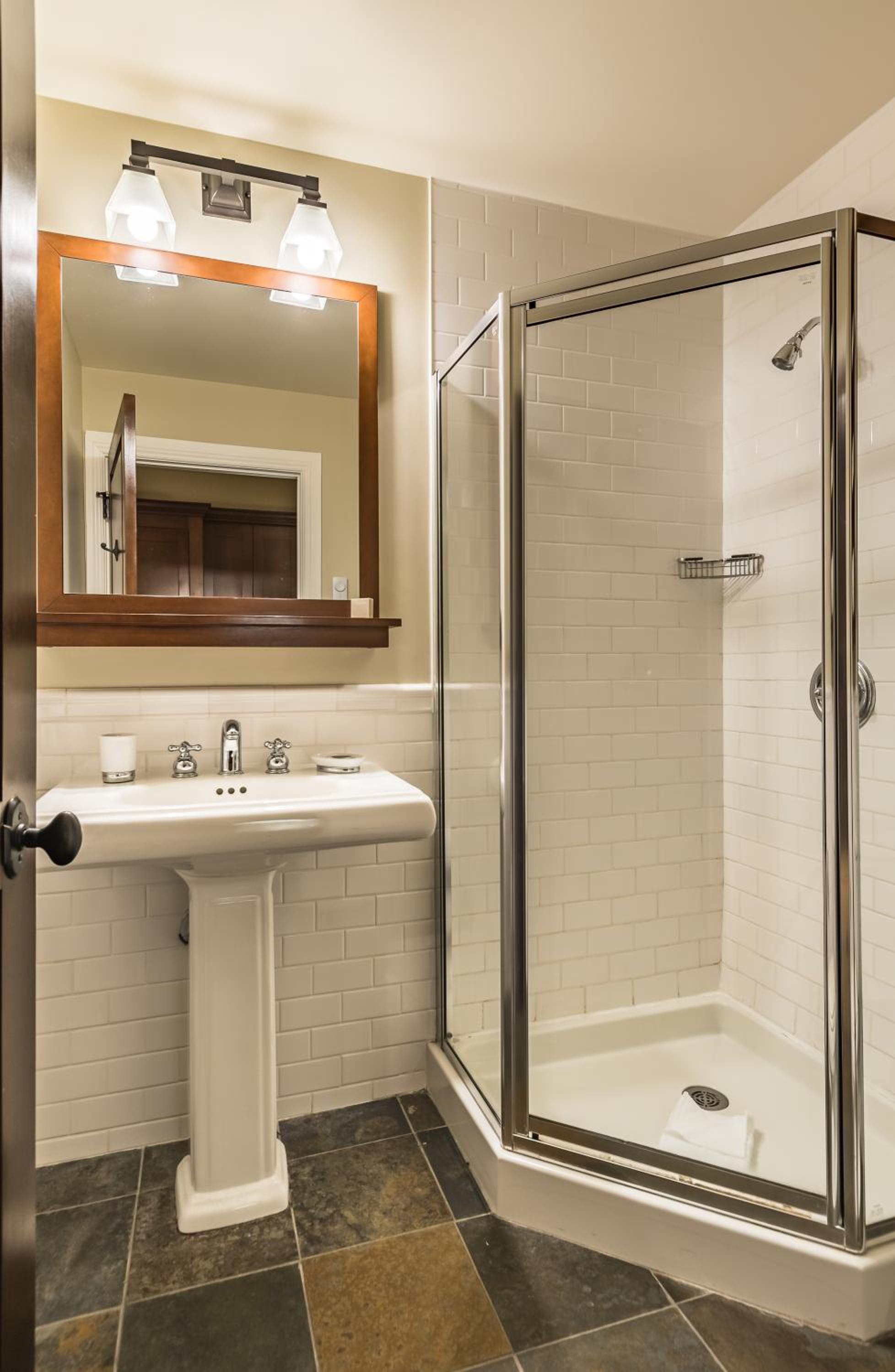 One-Bedroom Suite - Photo 4