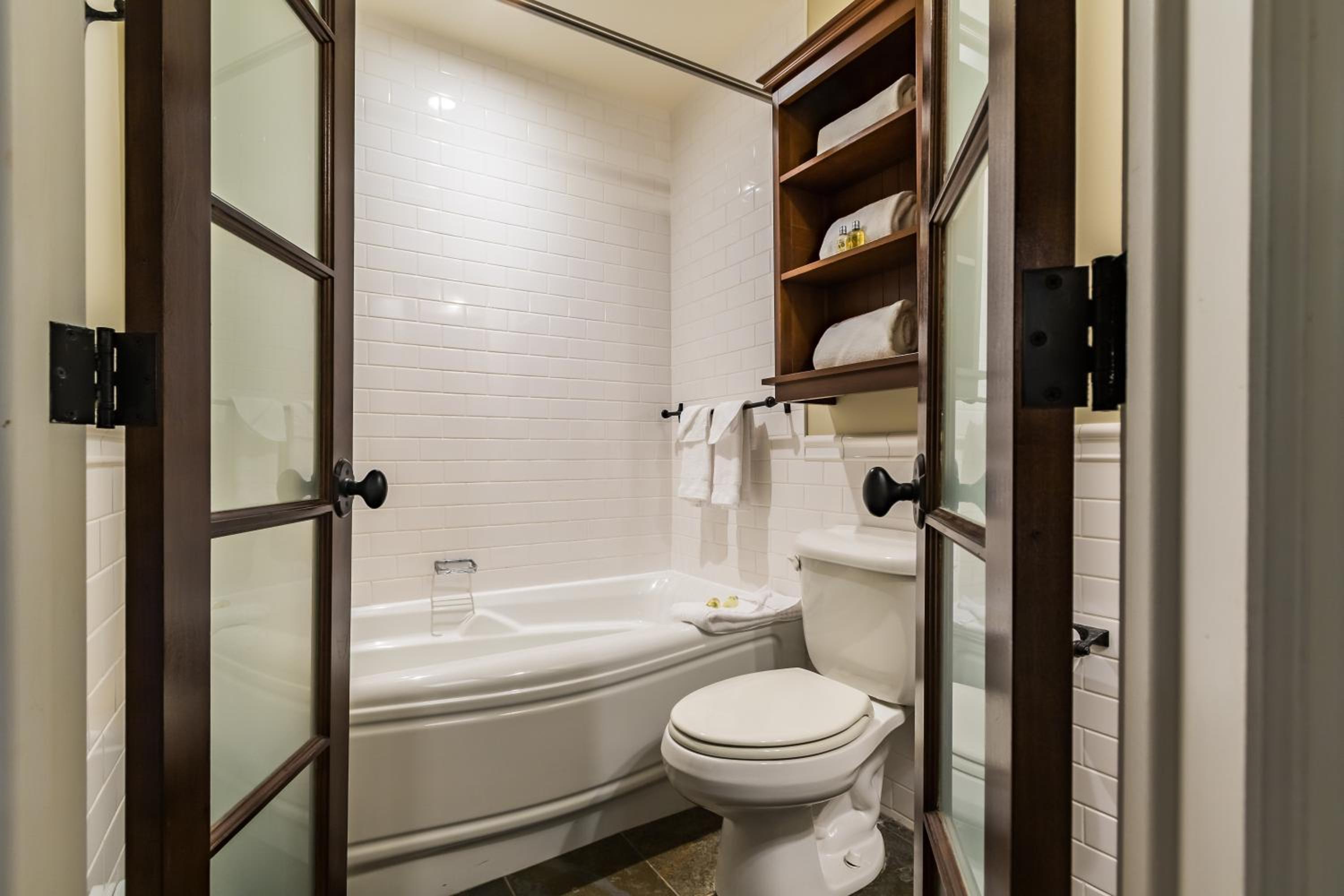 One-Bedroom Suite - Photo 3