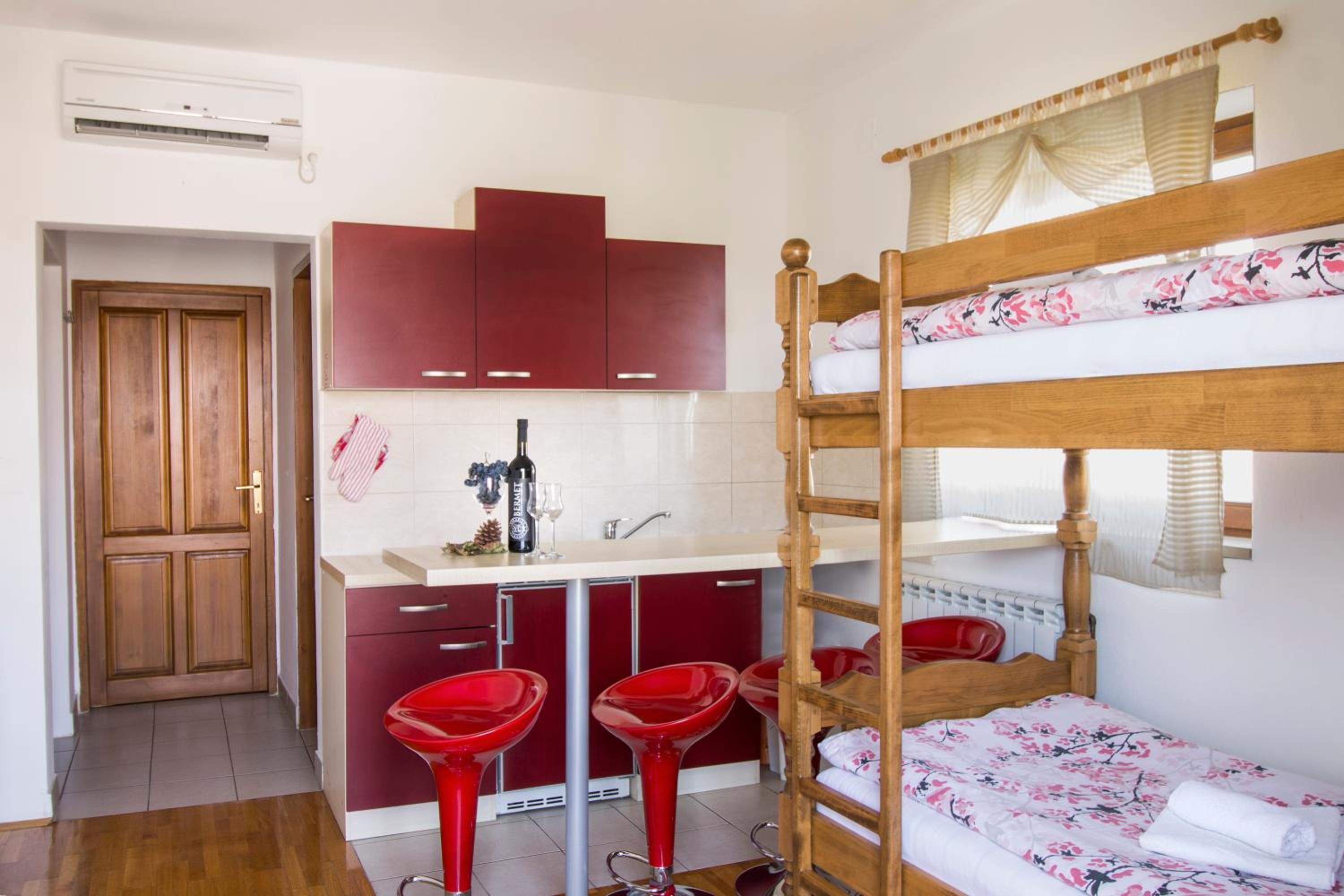 Two-Bedroom Apartment with Balcony - Photo 6