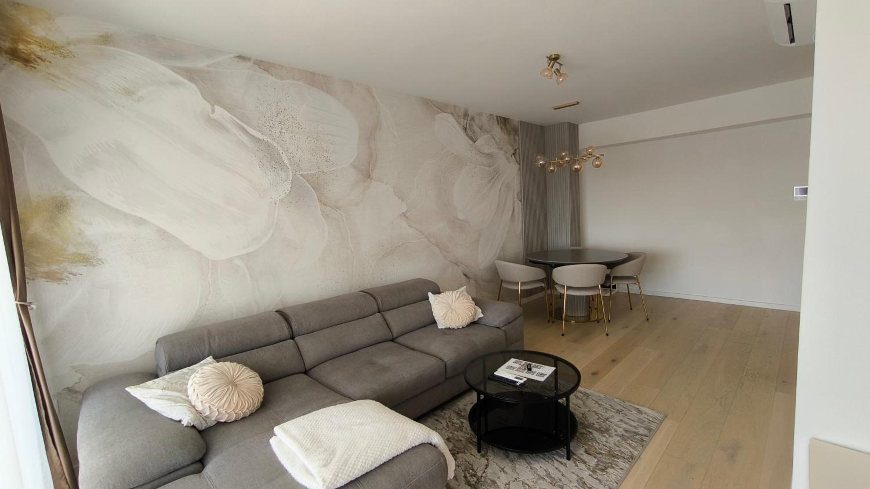 Deluxe One-Bedroom Apartment