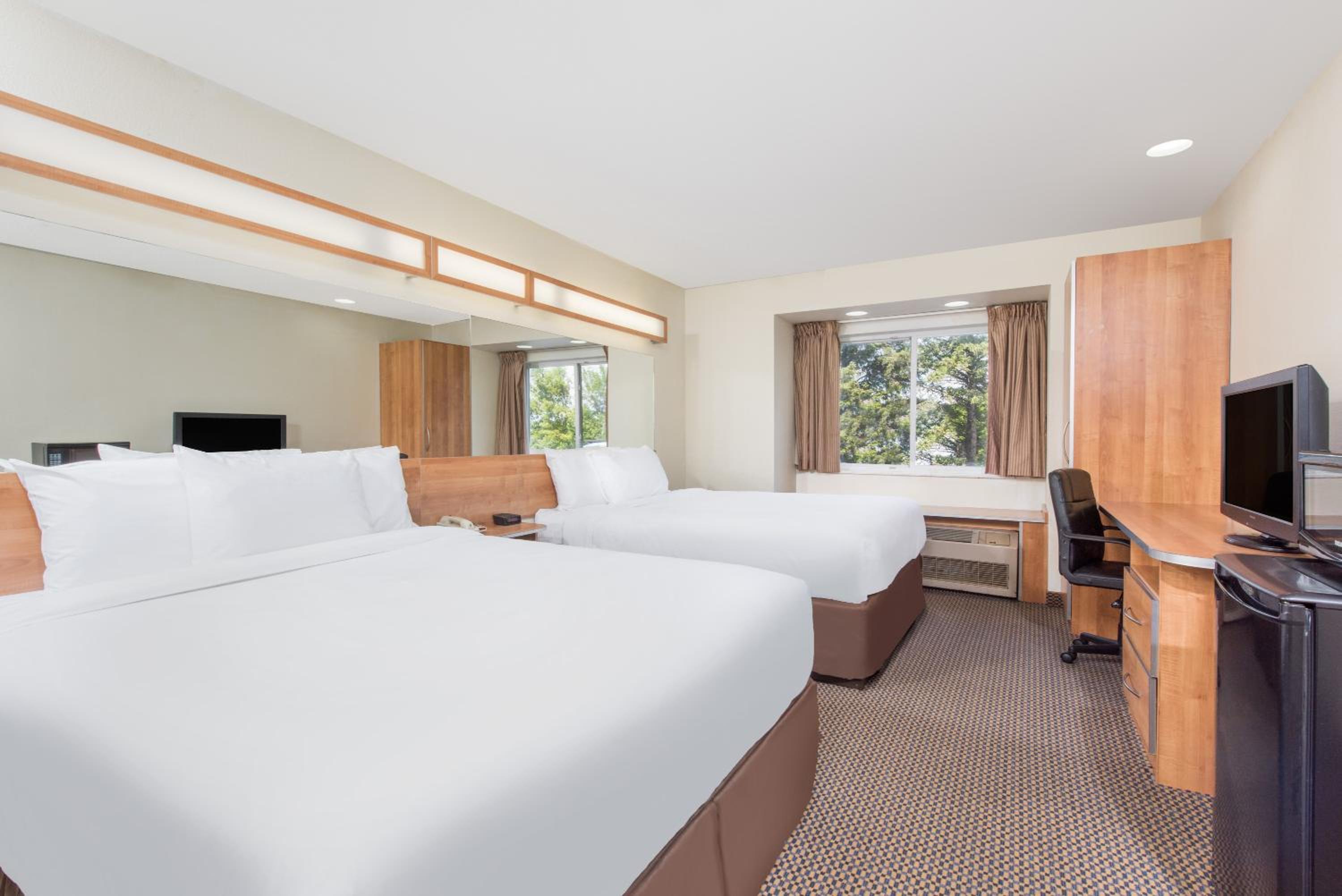 Queen Room with Two Queen Beds - Smoking - Photo 2