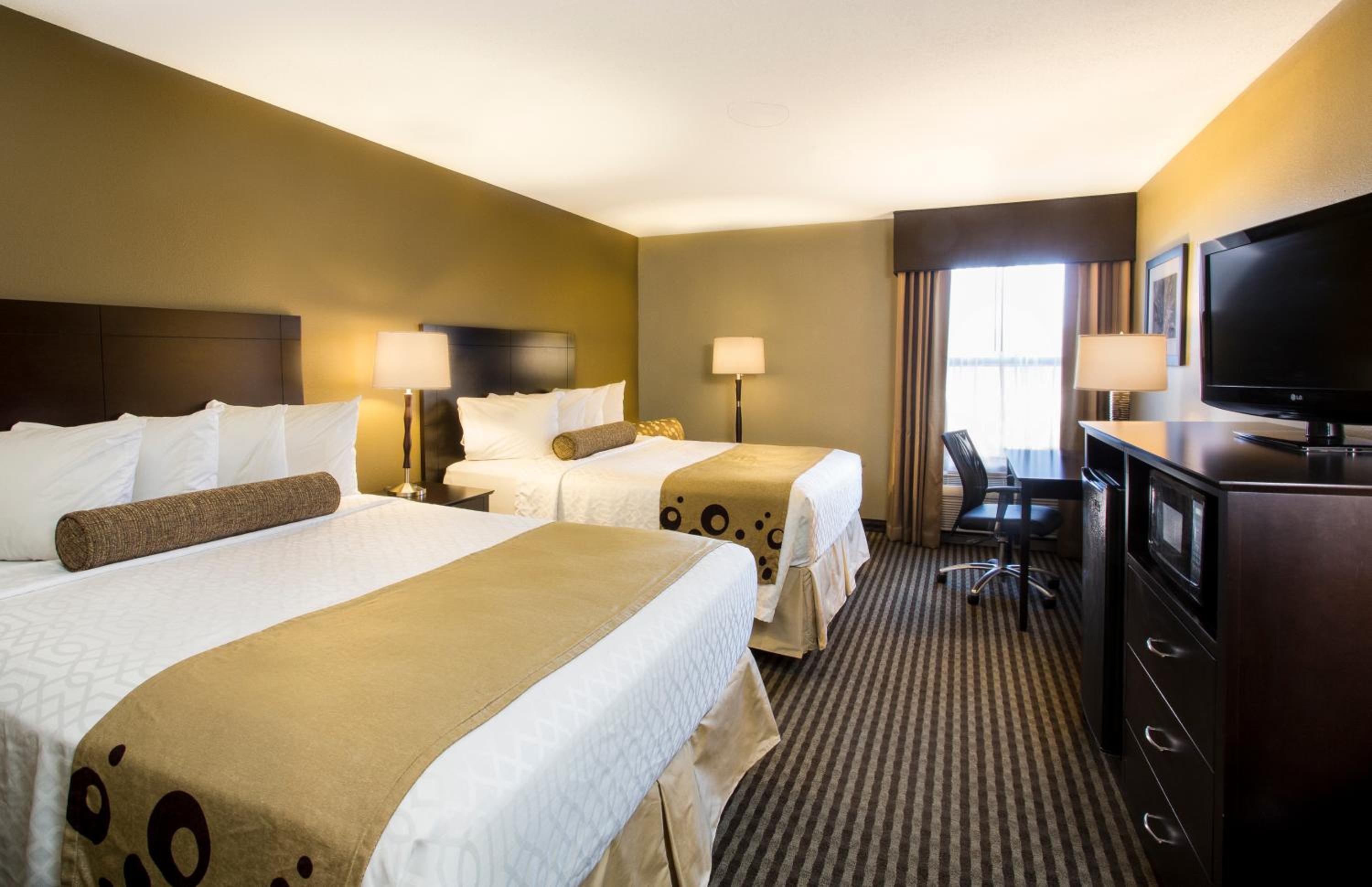 Queen Room with Two Queen Beds - Disability Access/Bath Tub - Photo 3