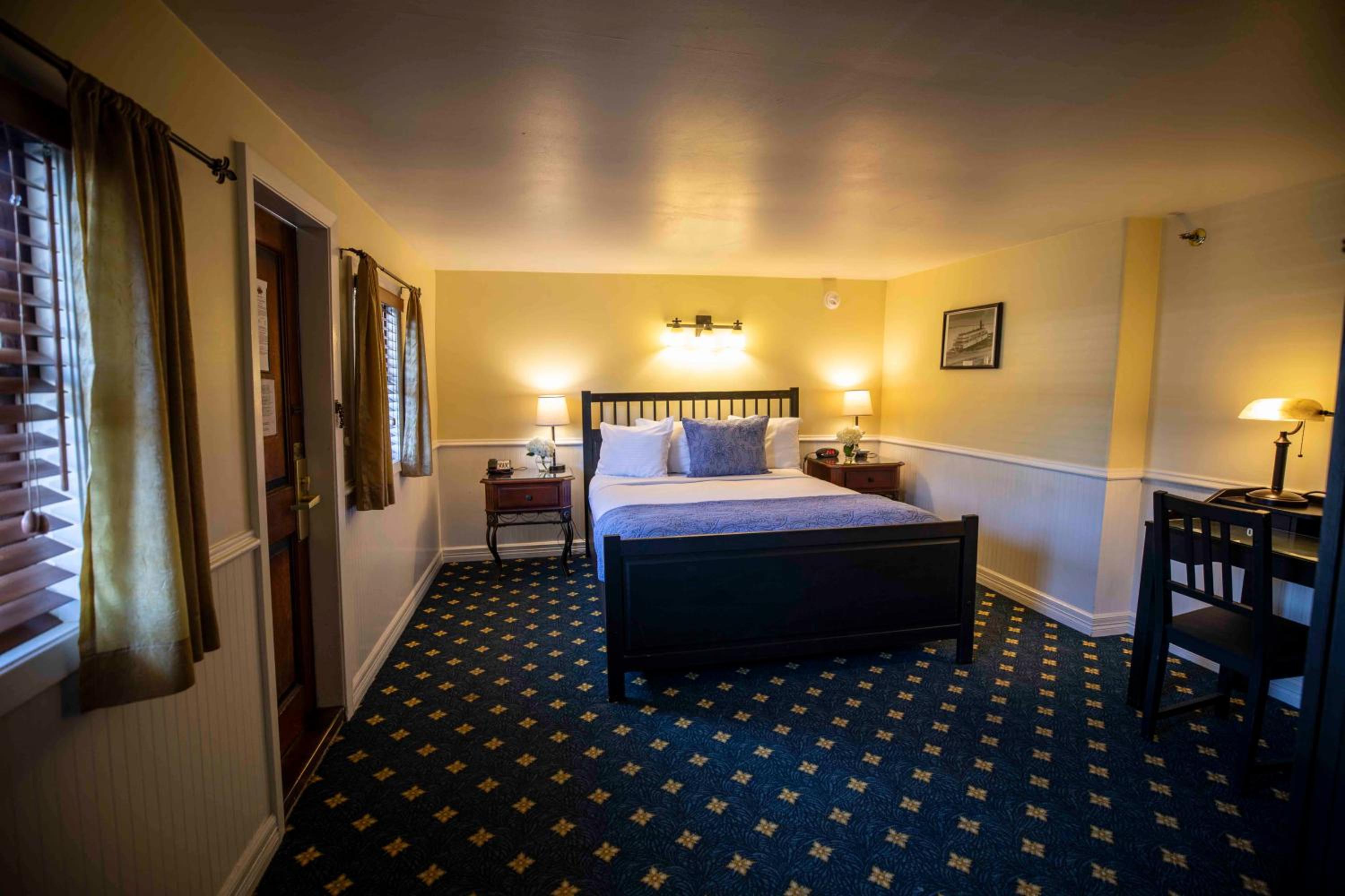 River View Queen Stateroom photo 2
