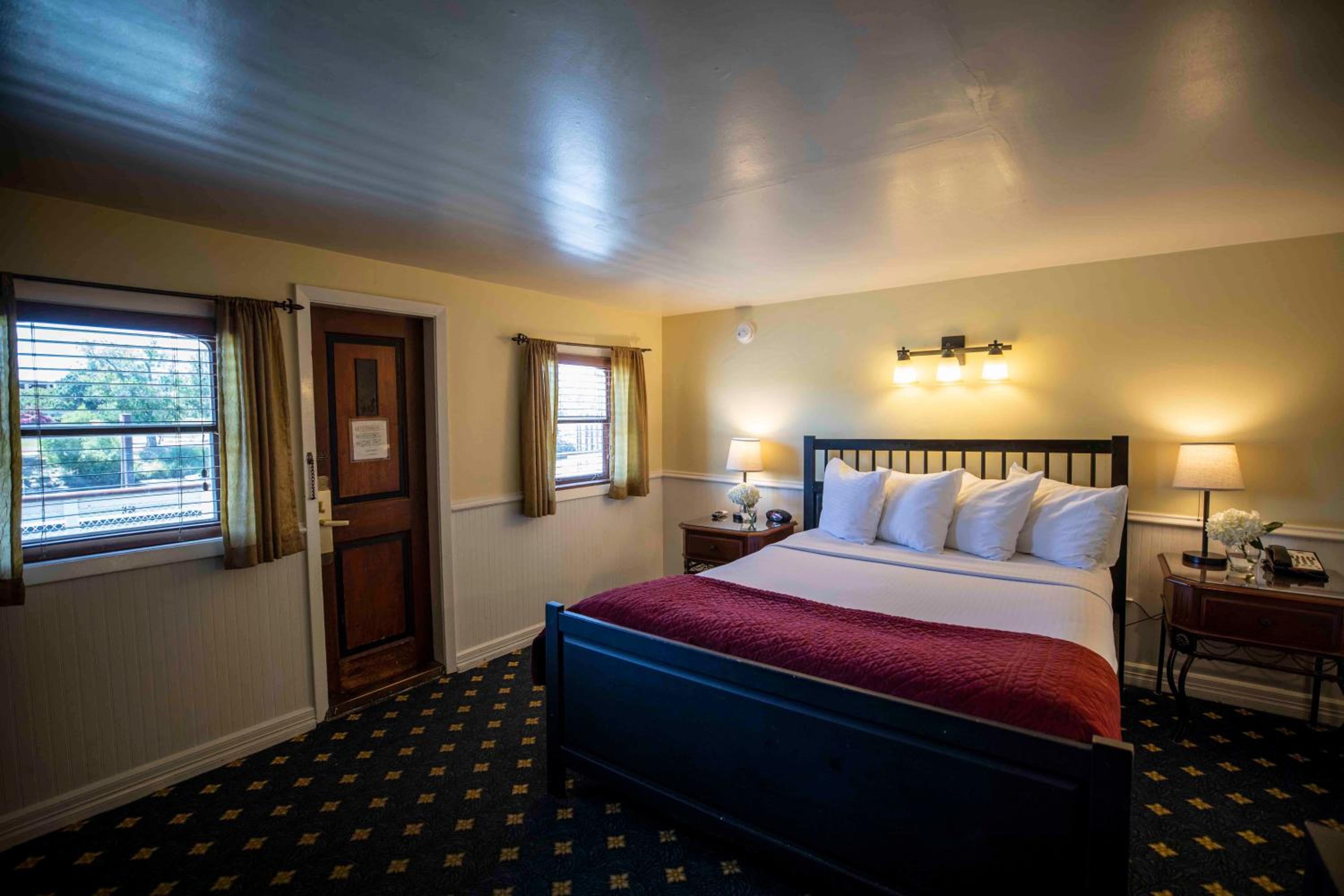 River View Queen Stateroom photo 3