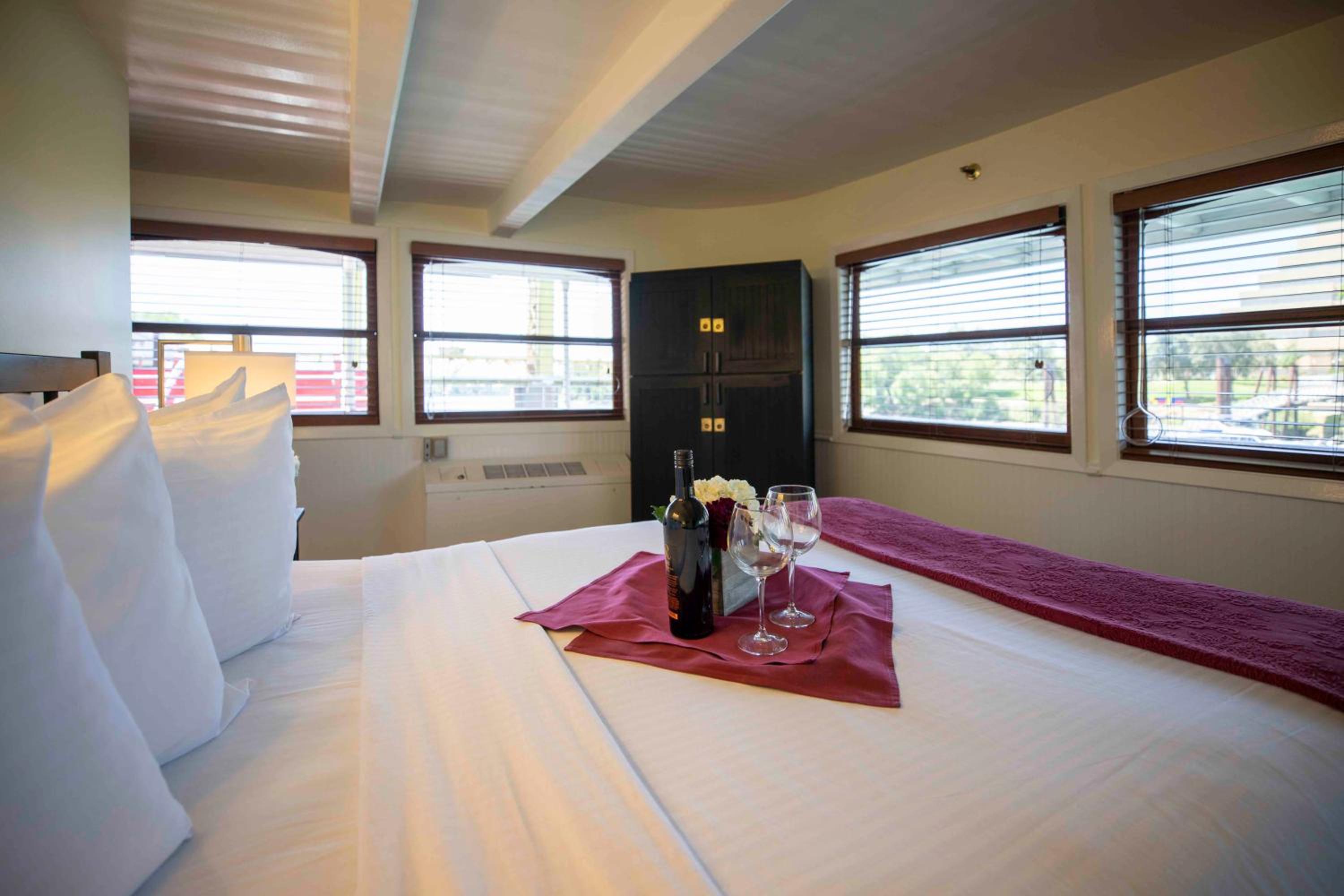 Deluxe Double Room with River View - Disability Access - Photo 3