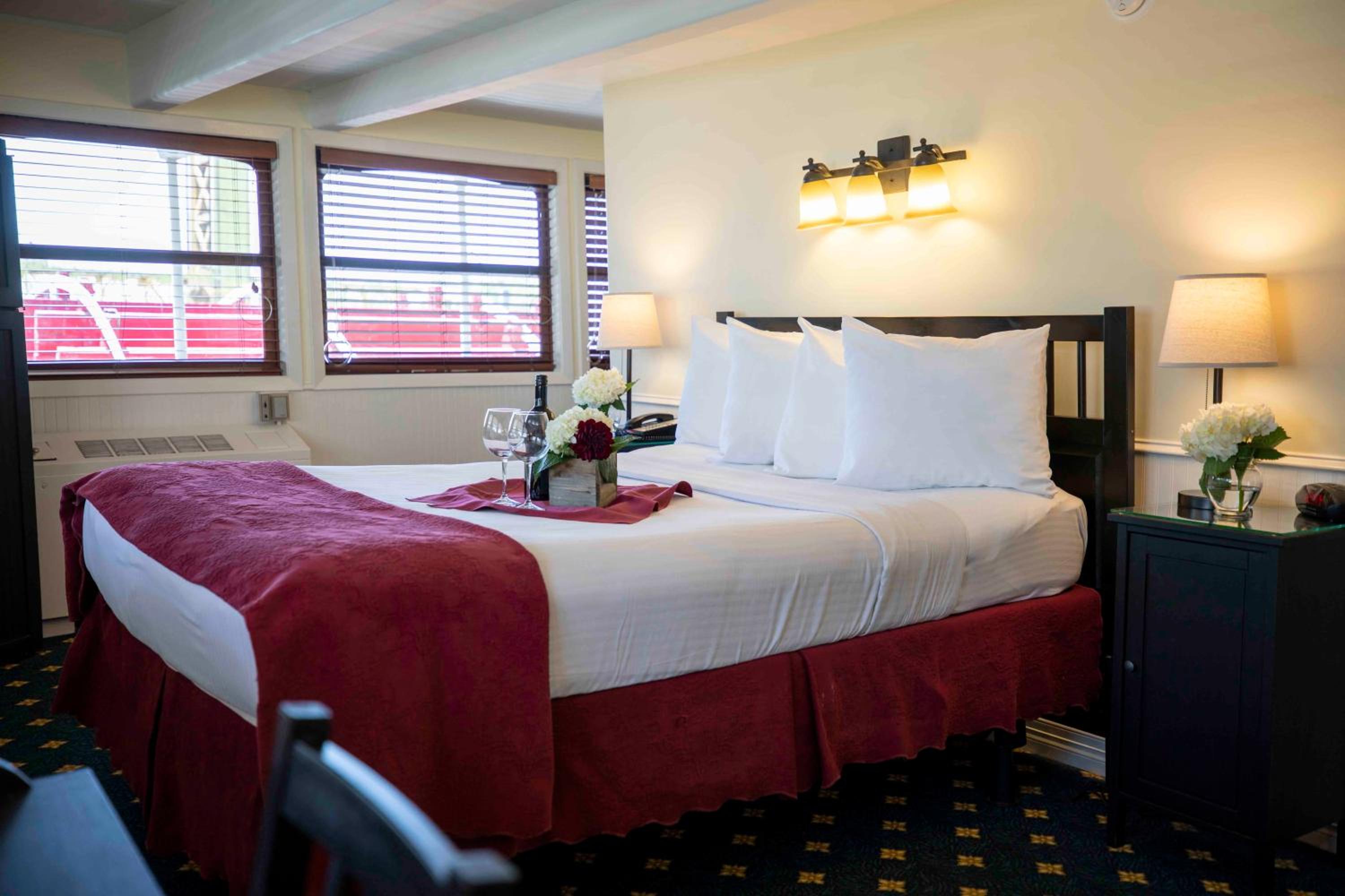 Deluxe Queen Room with City View - Disability Access - Photo 4