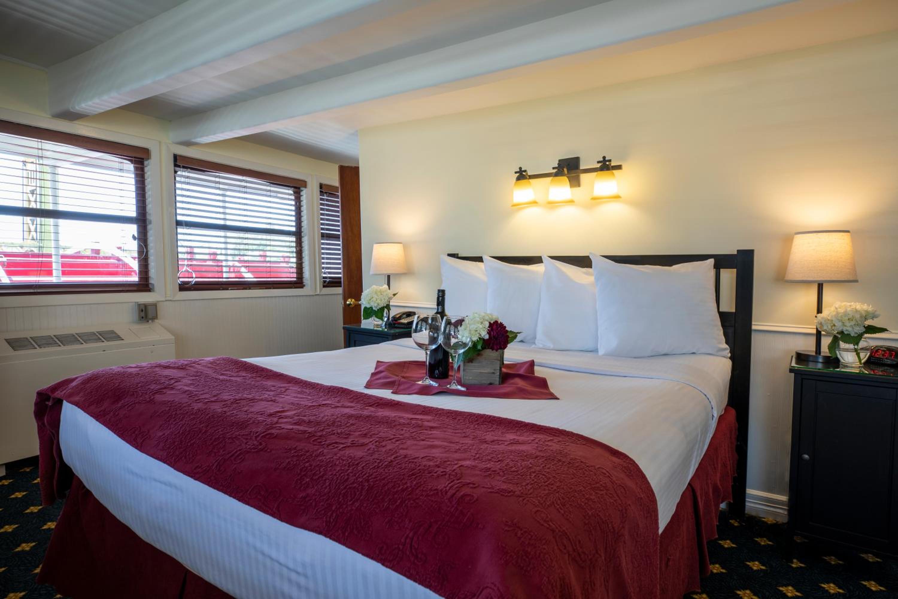 Deluxe Queen Room with City View - Disability Access - Photo 1