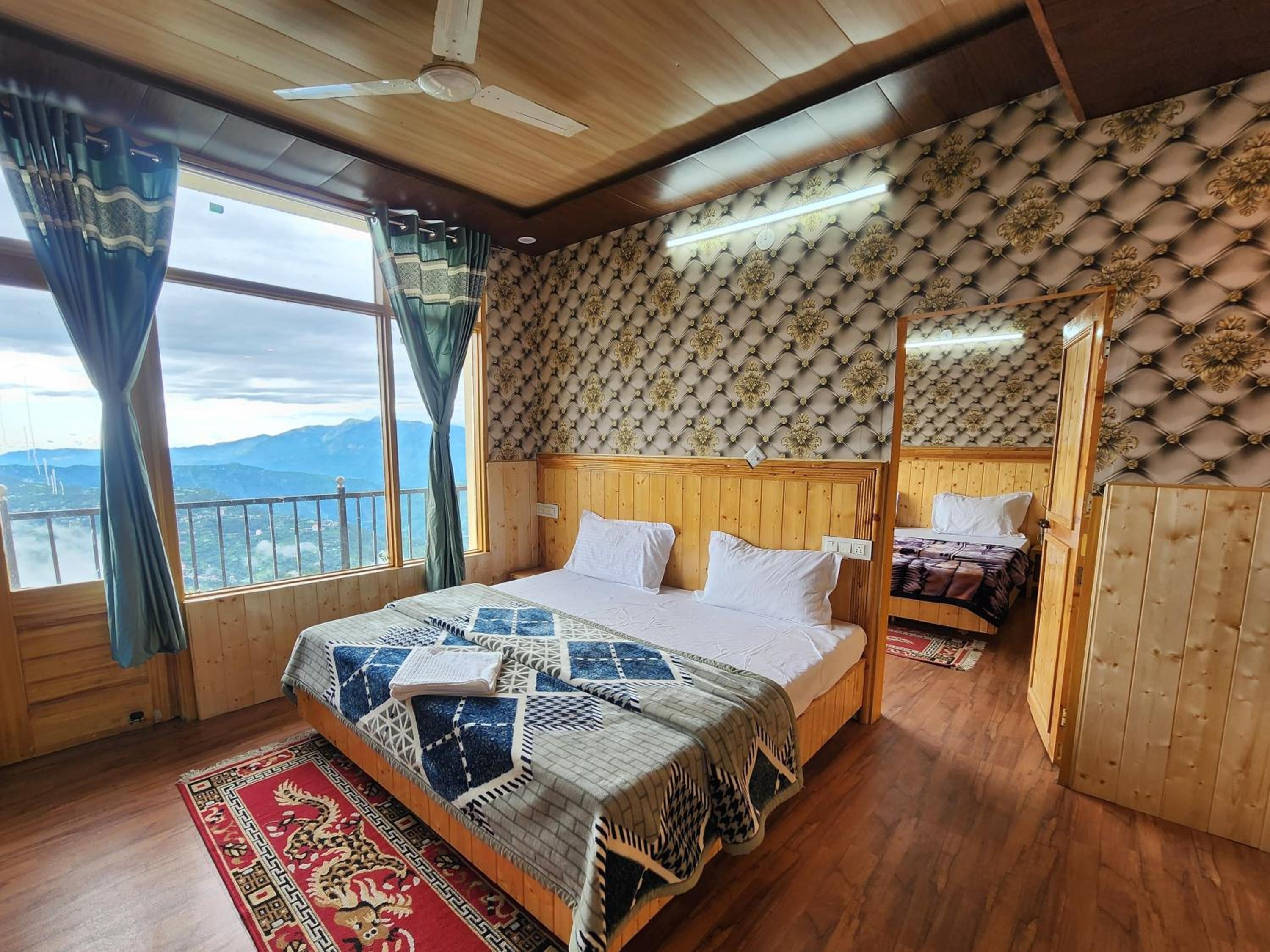 Deluxe Double Room with Balcony photo 2