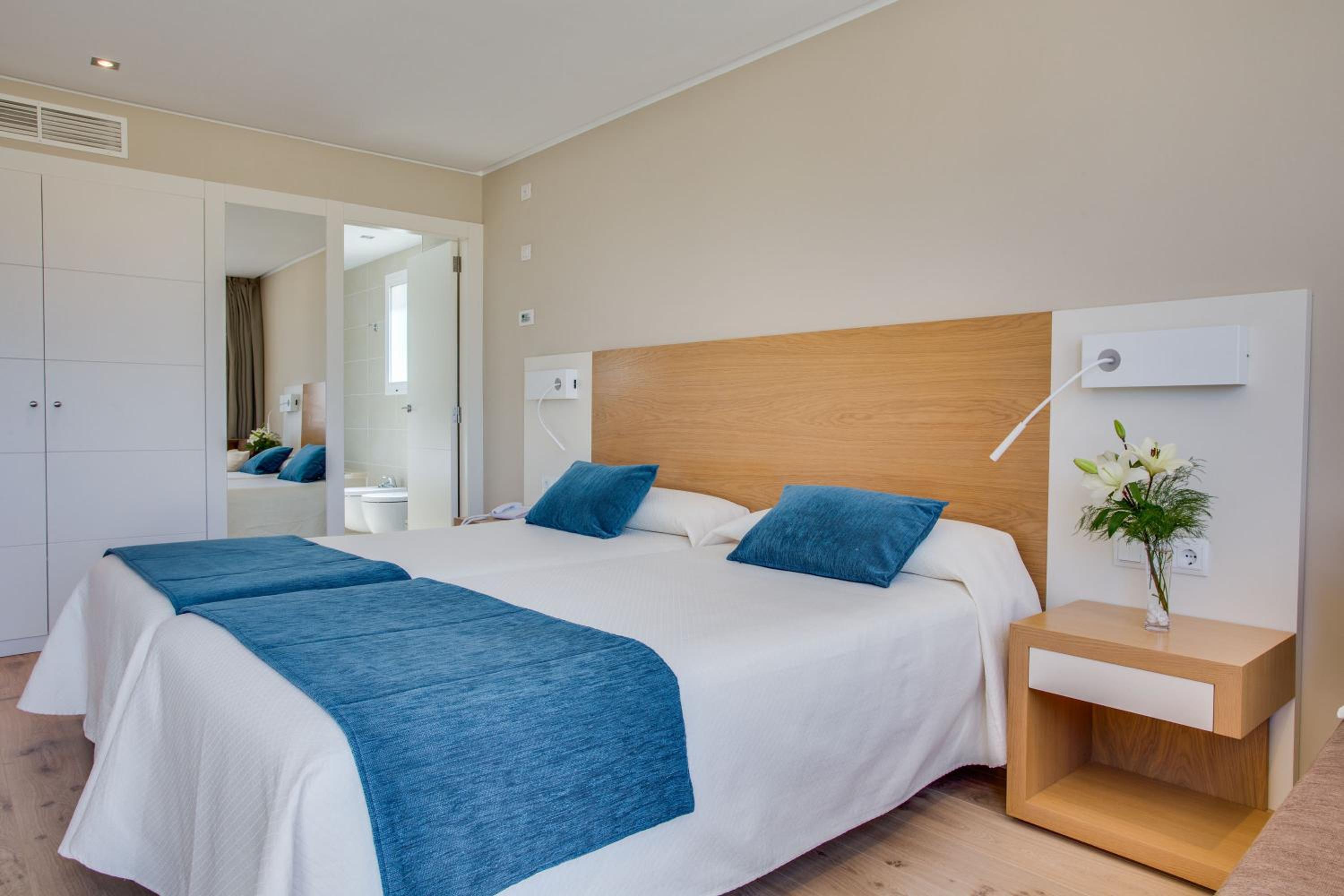 Family Room with Sea View (2 Adults + 2 Children) - Photo 1