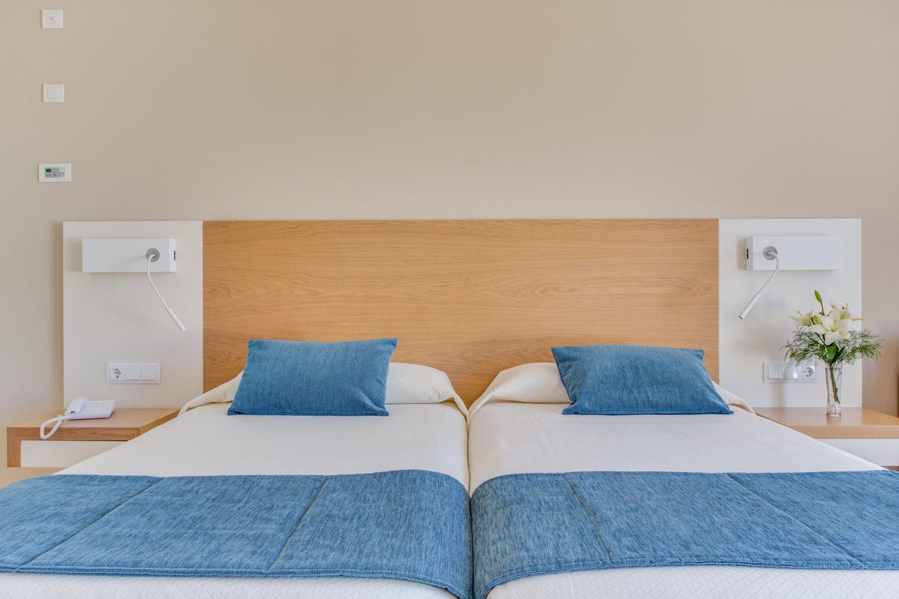 Superior Twin Room (2 adults + 1 child) - Photo 6