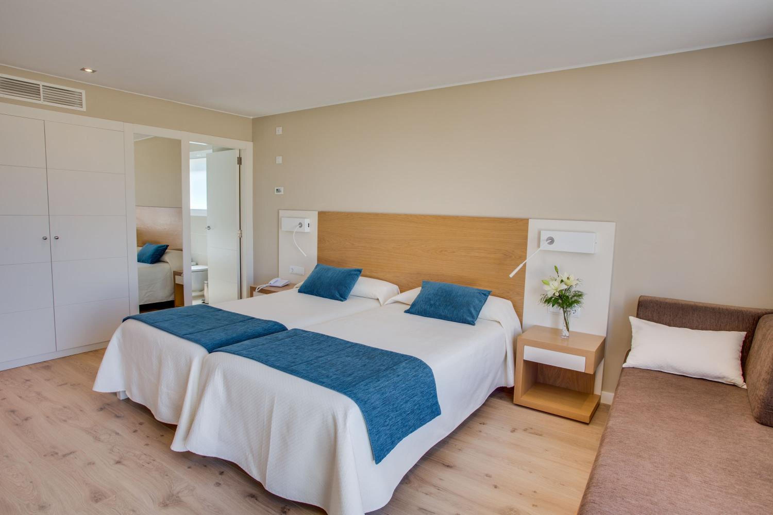Superior Twin Room (2 adults + 1 child) - Photo 5
