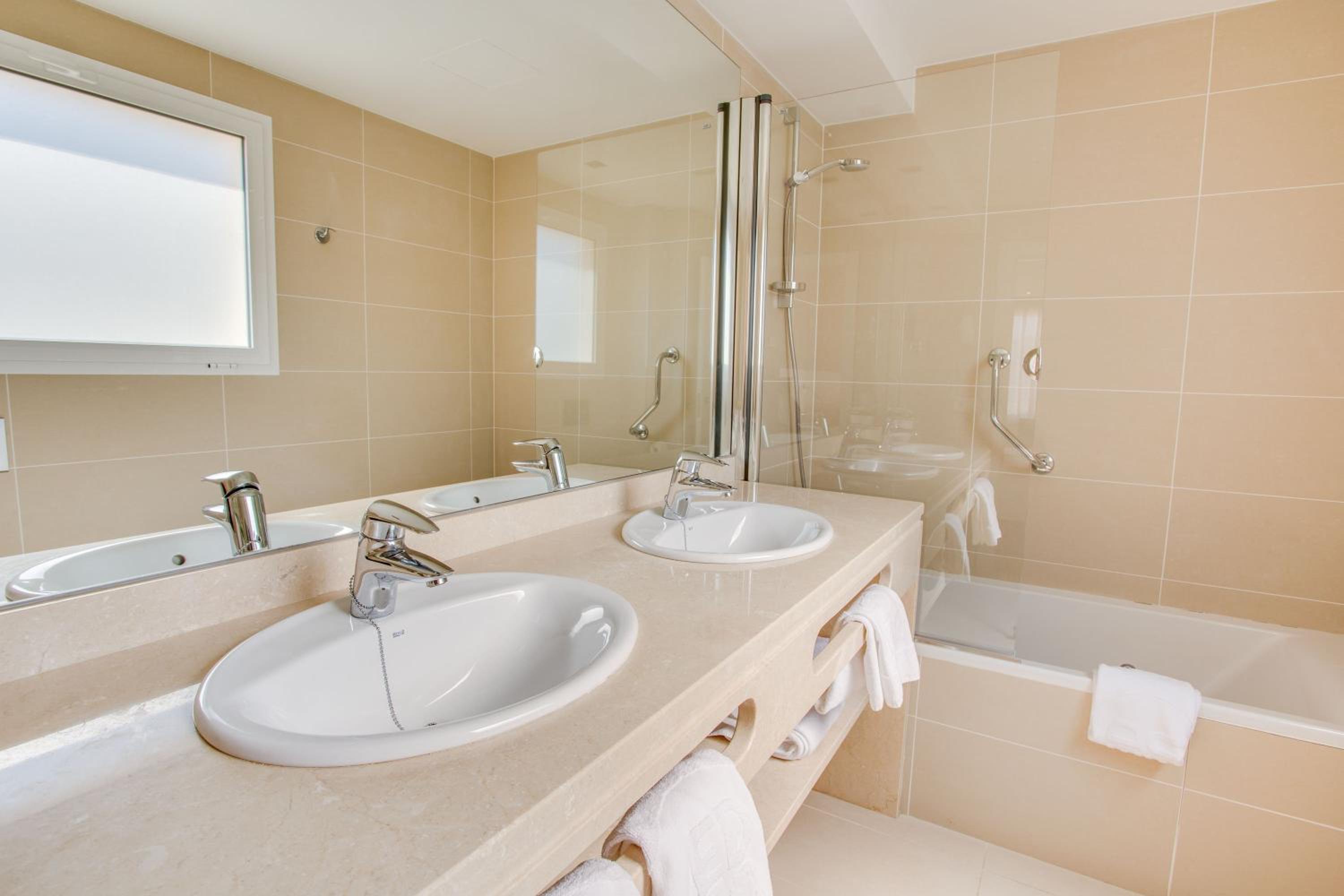 Superior Twin Room with Sea View - Photo 6