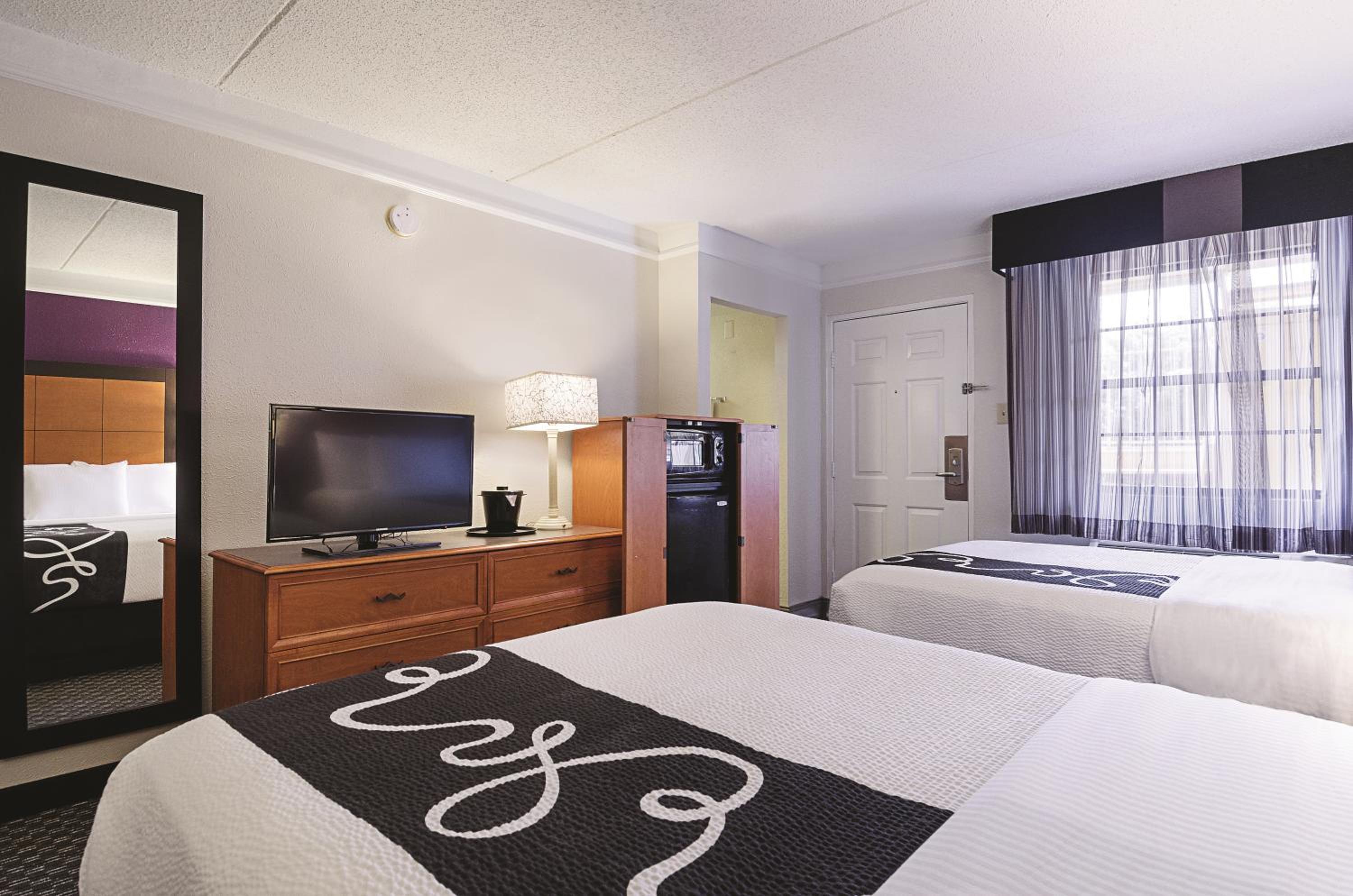 Deluxe Double Room with Two Double Beds - Non-Smoking - Photo 3