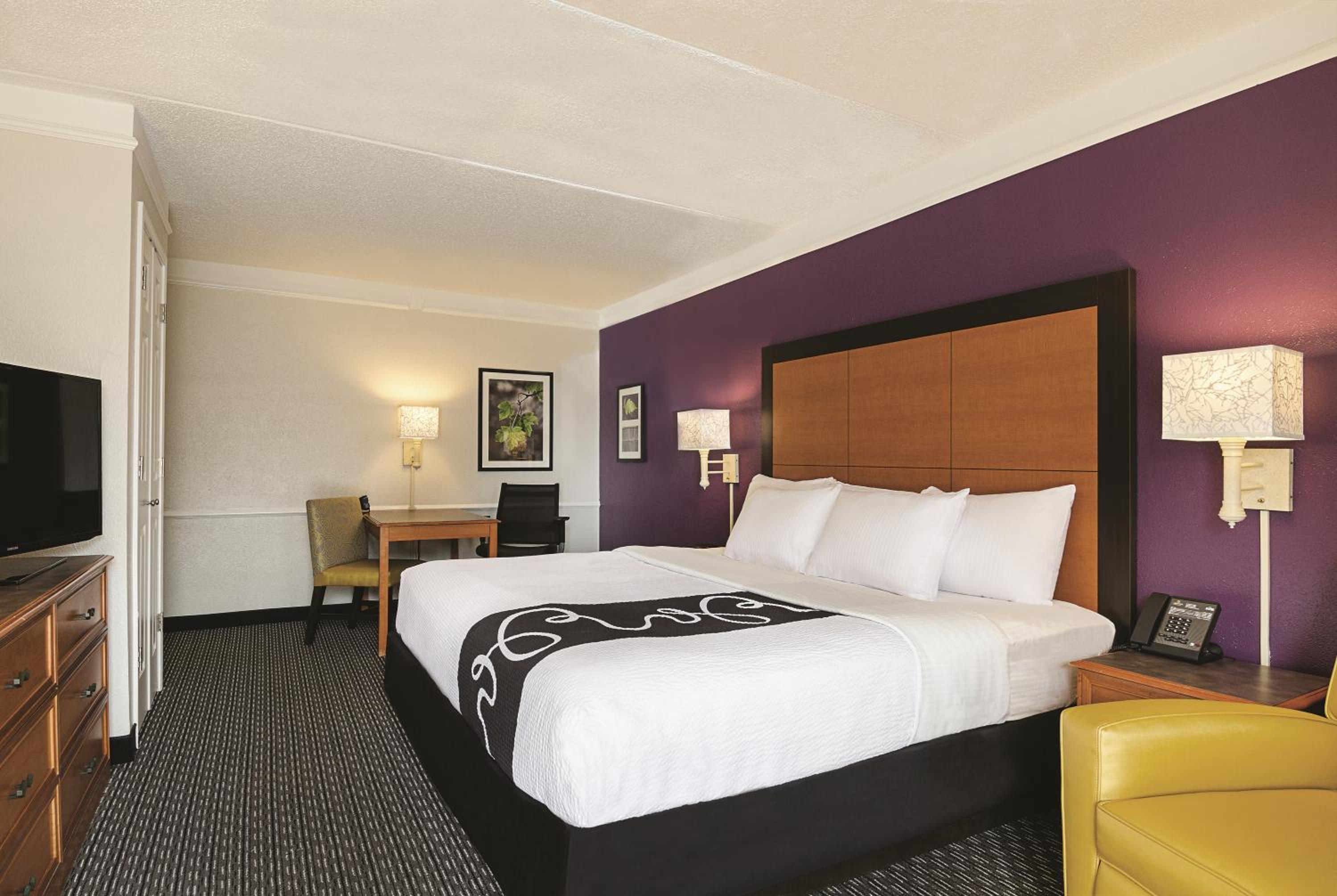 King Room - Non-Smoking - Photo 4