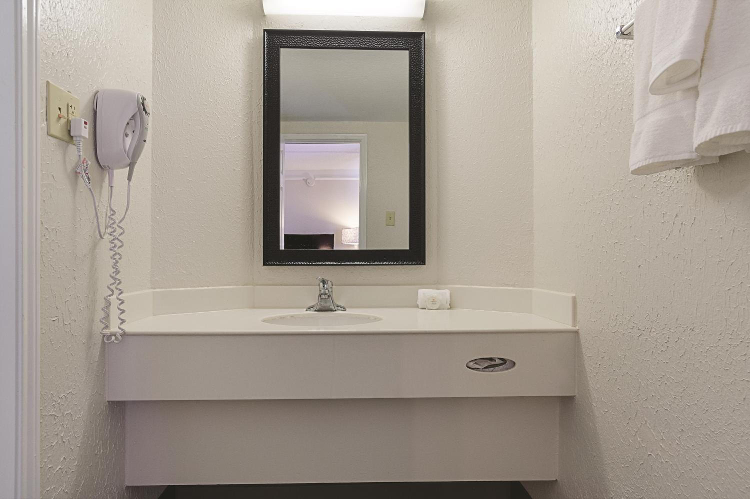 King Room - Non-Smoking - Photo 3