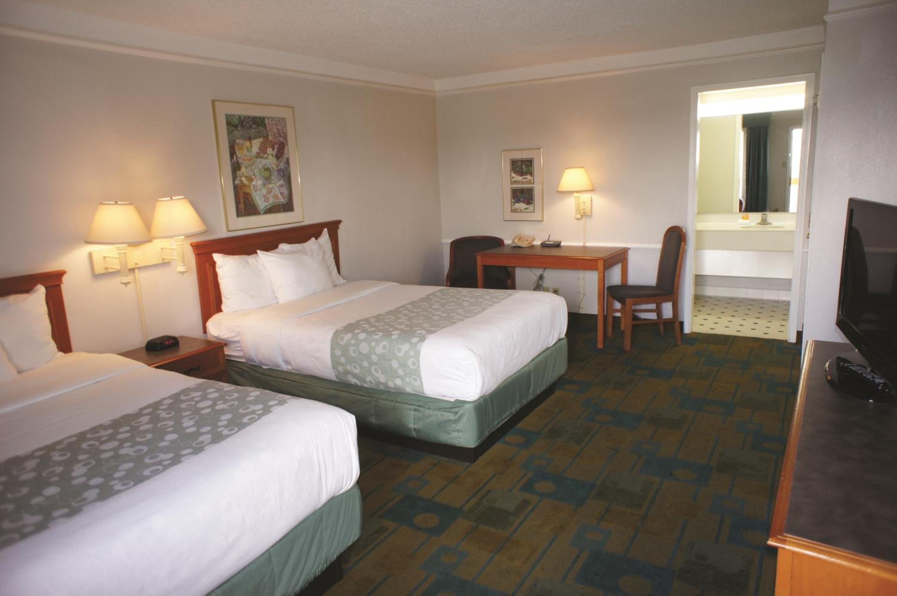 Double Room with Two Double Beds - Smoking photo 1