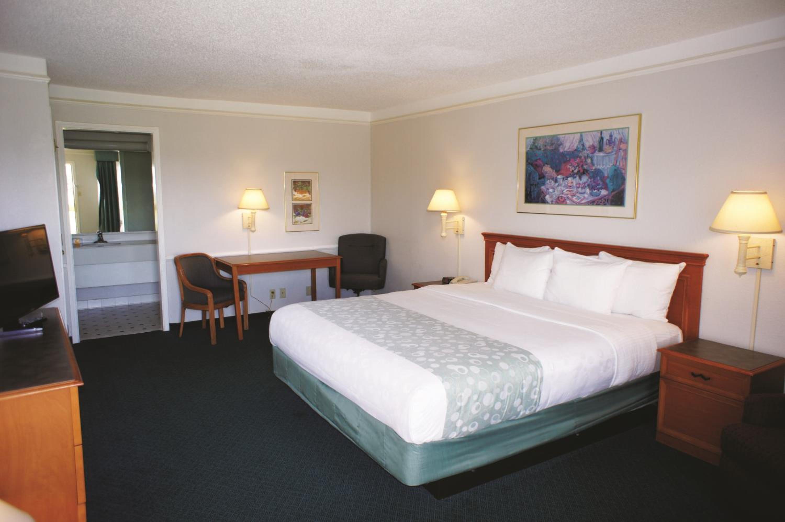 King Room - Non-Smoking photo 2