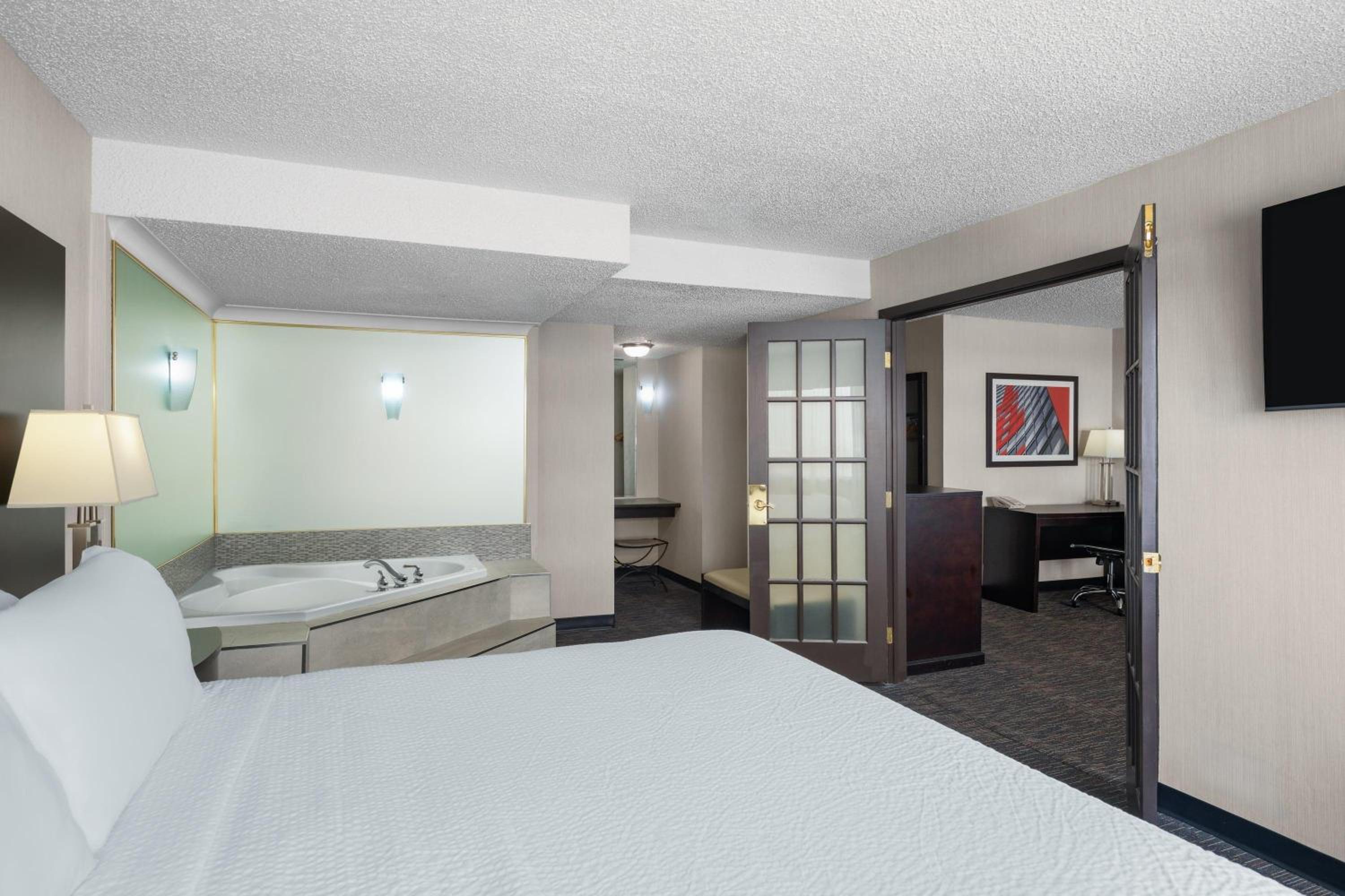 One-Bedroom King Suite with Jetted Tub - Non-Smoking