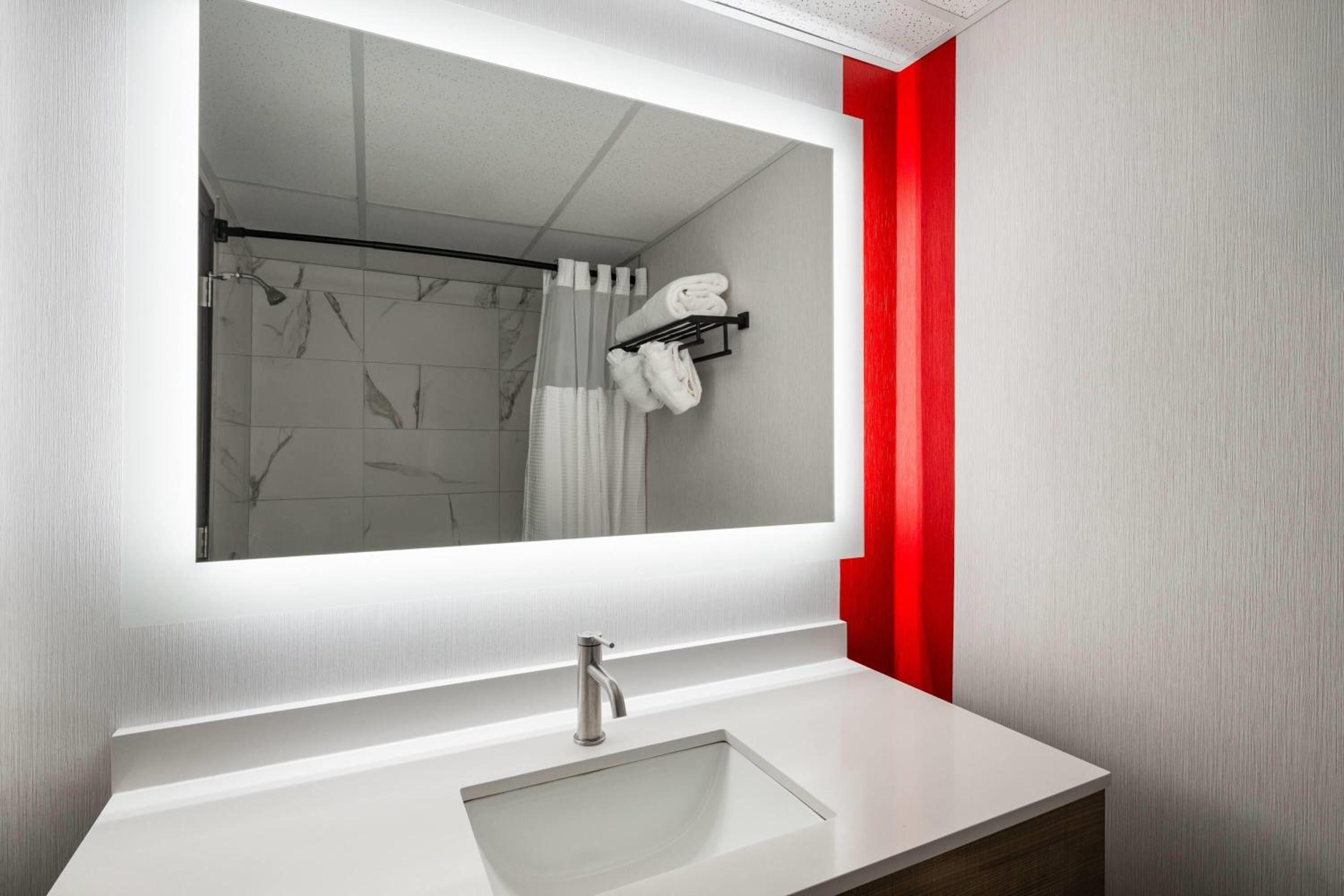 Deluxe Queen Room with Two Queen Beds - Non-Smoking - Photo 2