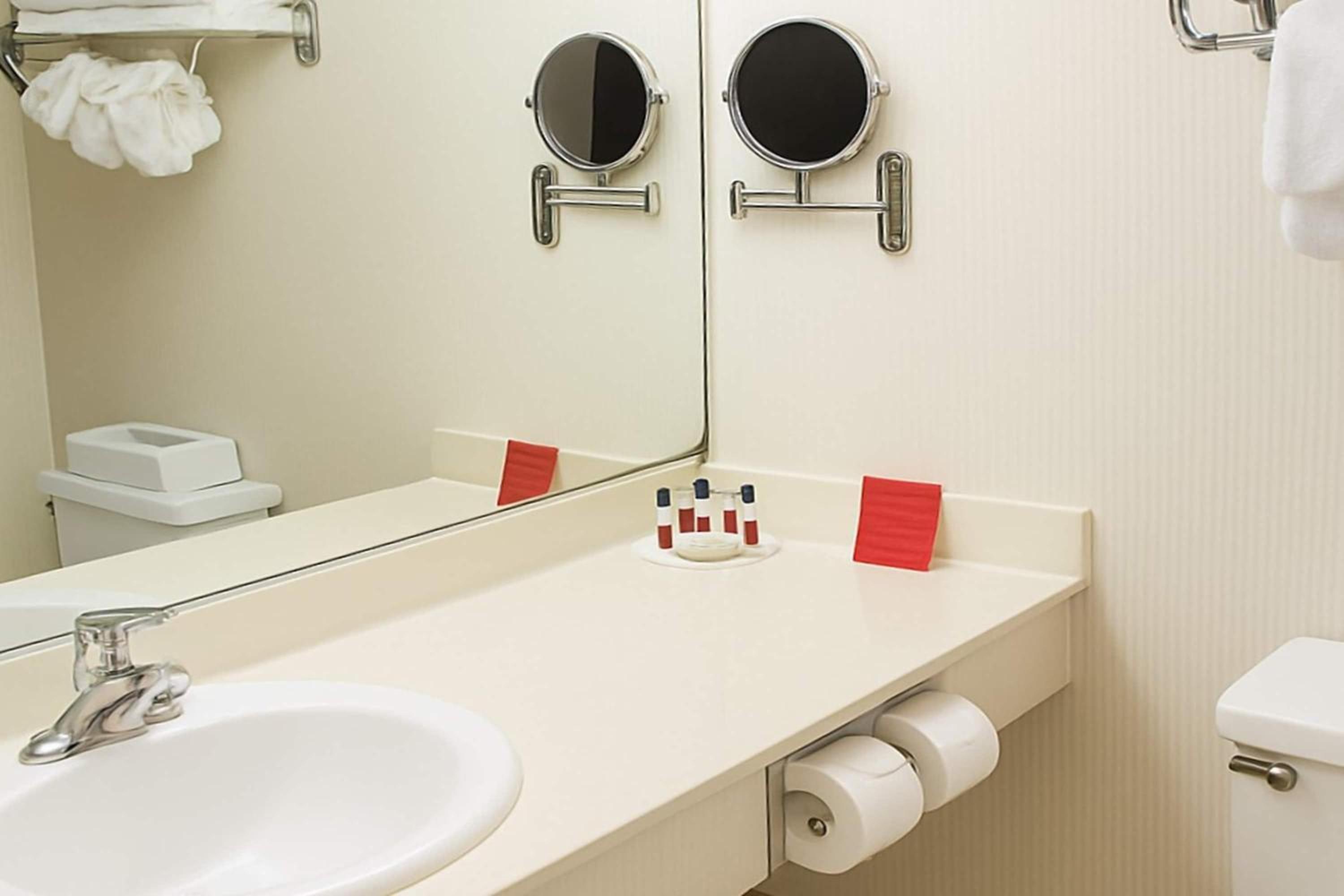 Queen Room - Non-Smoking photo 2